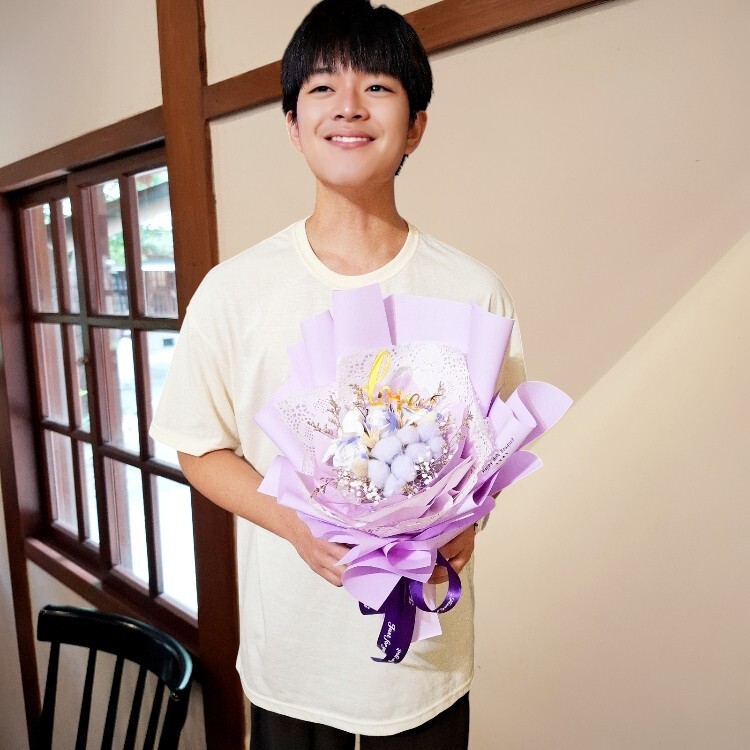 紫色香皂花棉花花束,學生獻花,表演獻花,男生花束,畢業花束