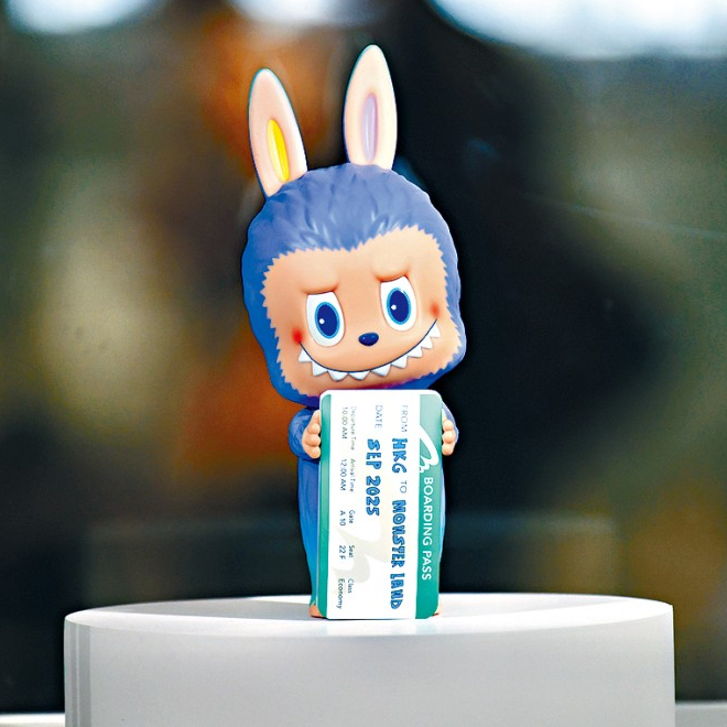 LABUBU THE MONSTER 機場限量版 HKIA手辦