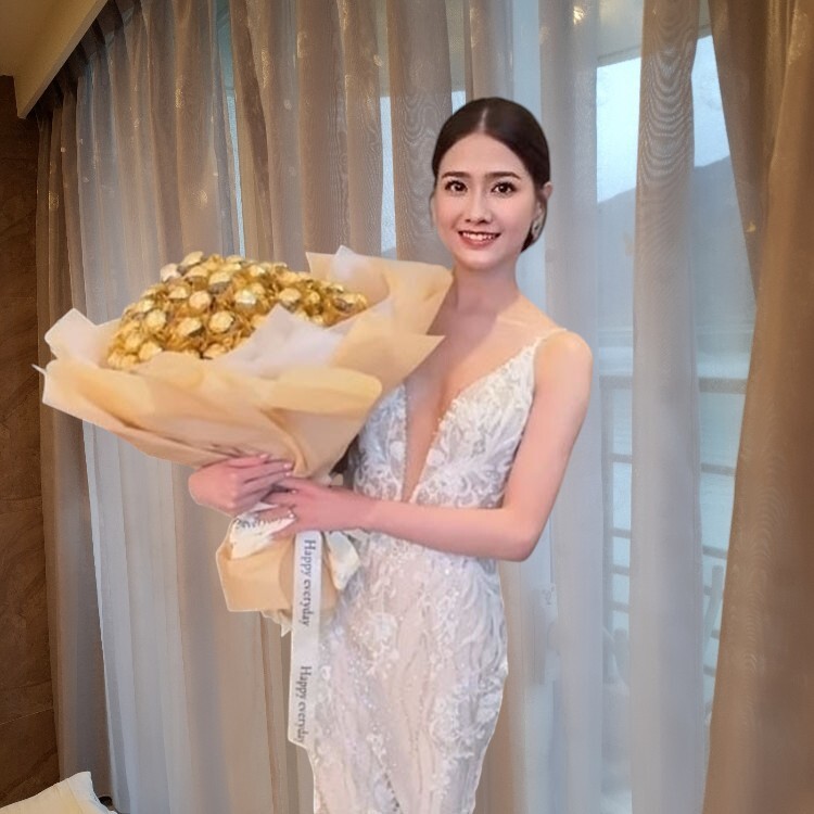 新娘拿金莎花束在婚禮