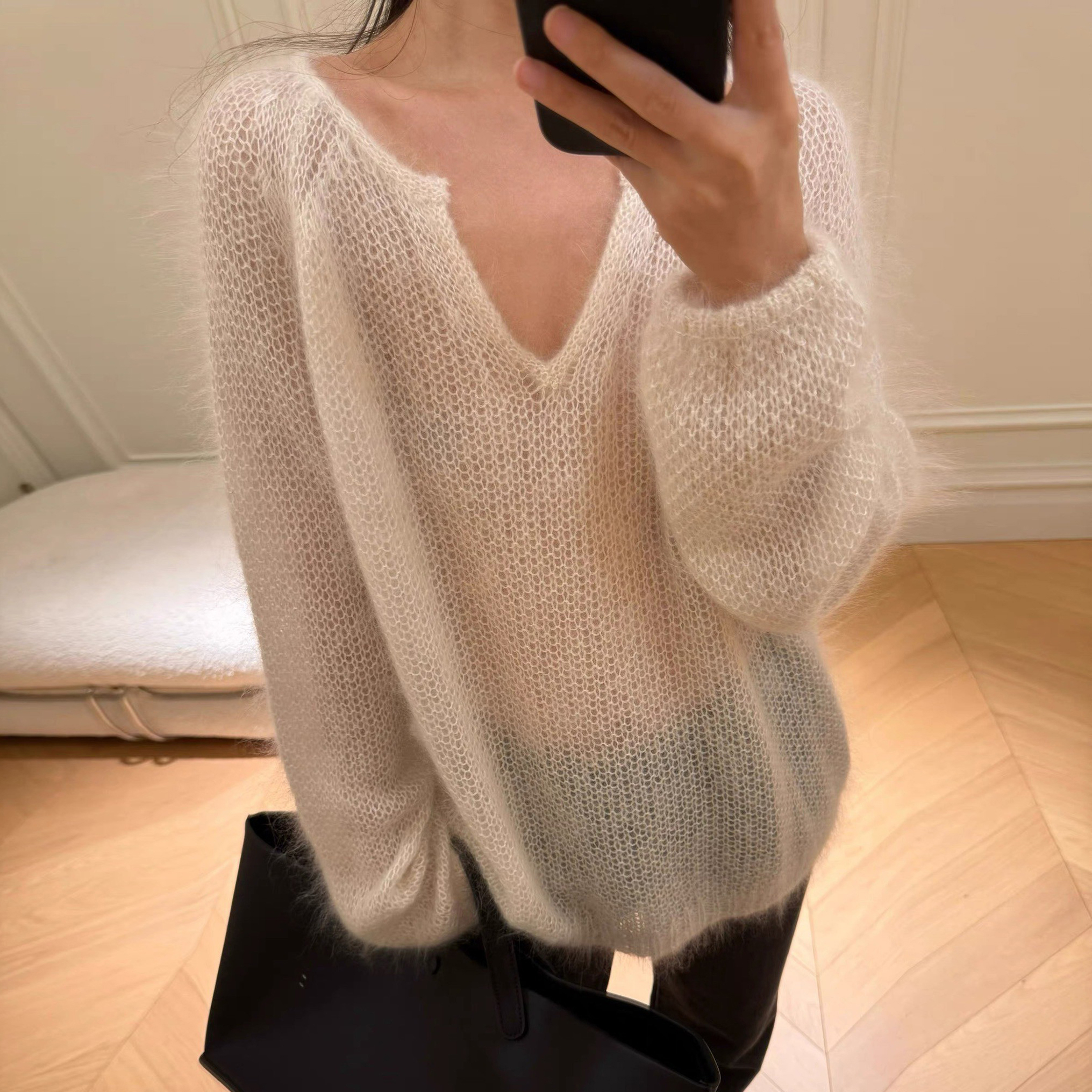 馬海毛V字圓領洞洞針織上衣-F / 2色 (Elegant & Love)