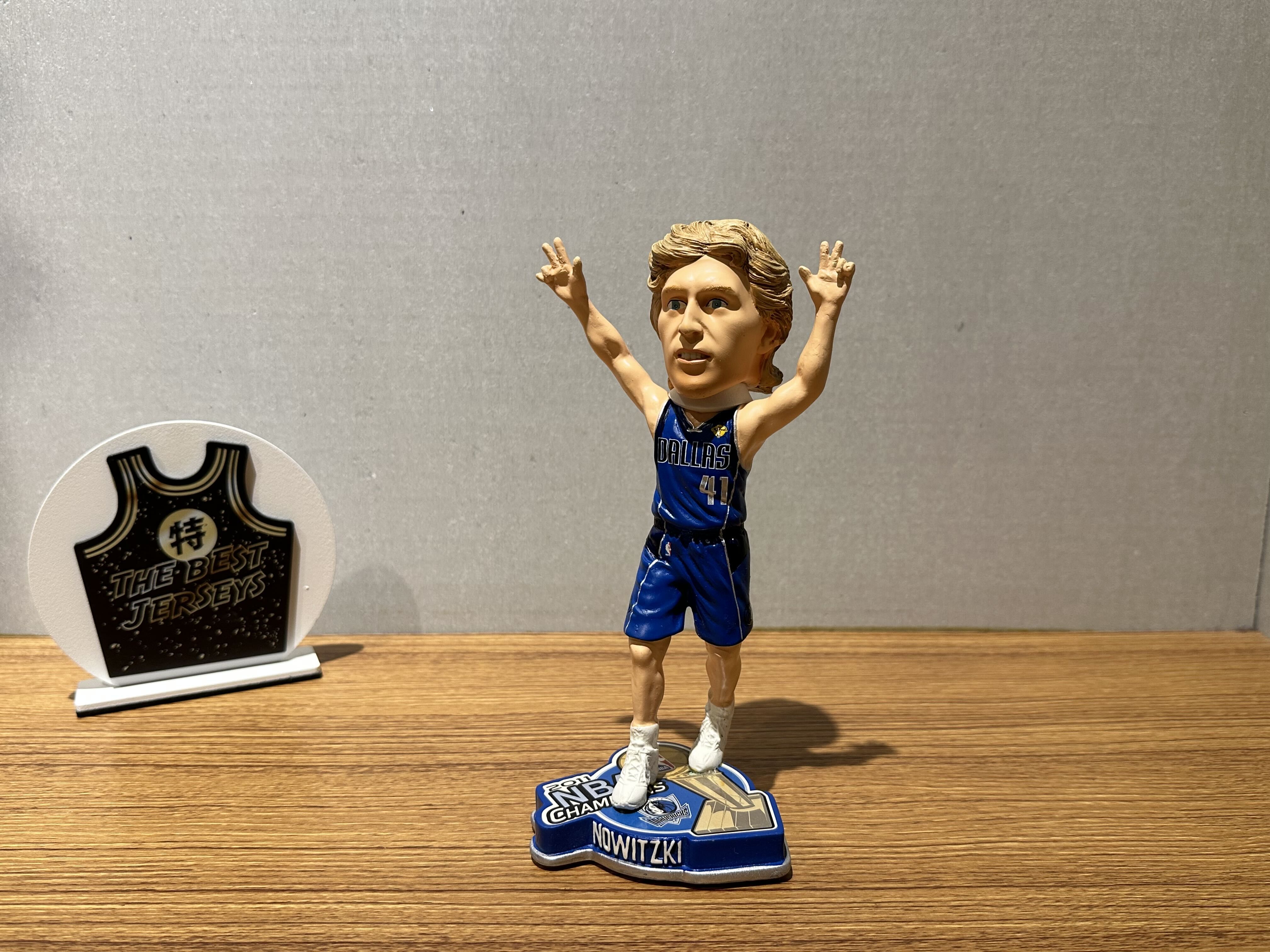 NBA公仔 Dirk Nowitzki Dallas Mavericks 達拉斯小牛 2011冠軍 三分手勢 公仔 Foco Bobblehead 搖頭娃娃 全新含盒裝