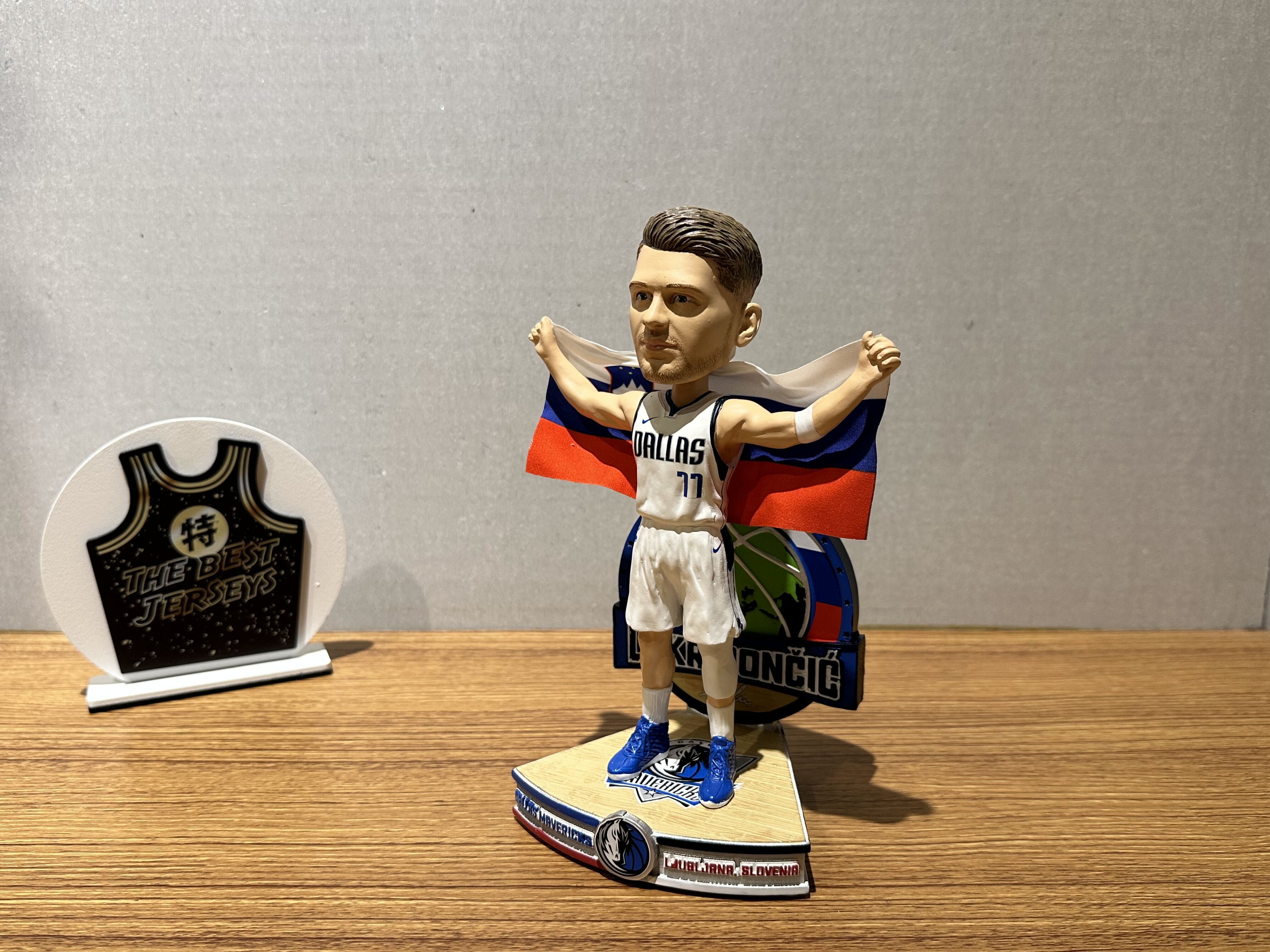 NBA公仔 Luka Doncic Dallas Mavericks Slovenian National Flag International Collection 達拉斯小牛 斯洛維尼亞 國旗 公仔 Foco Bobblehead 搖頭娃娃 全新含盒裝