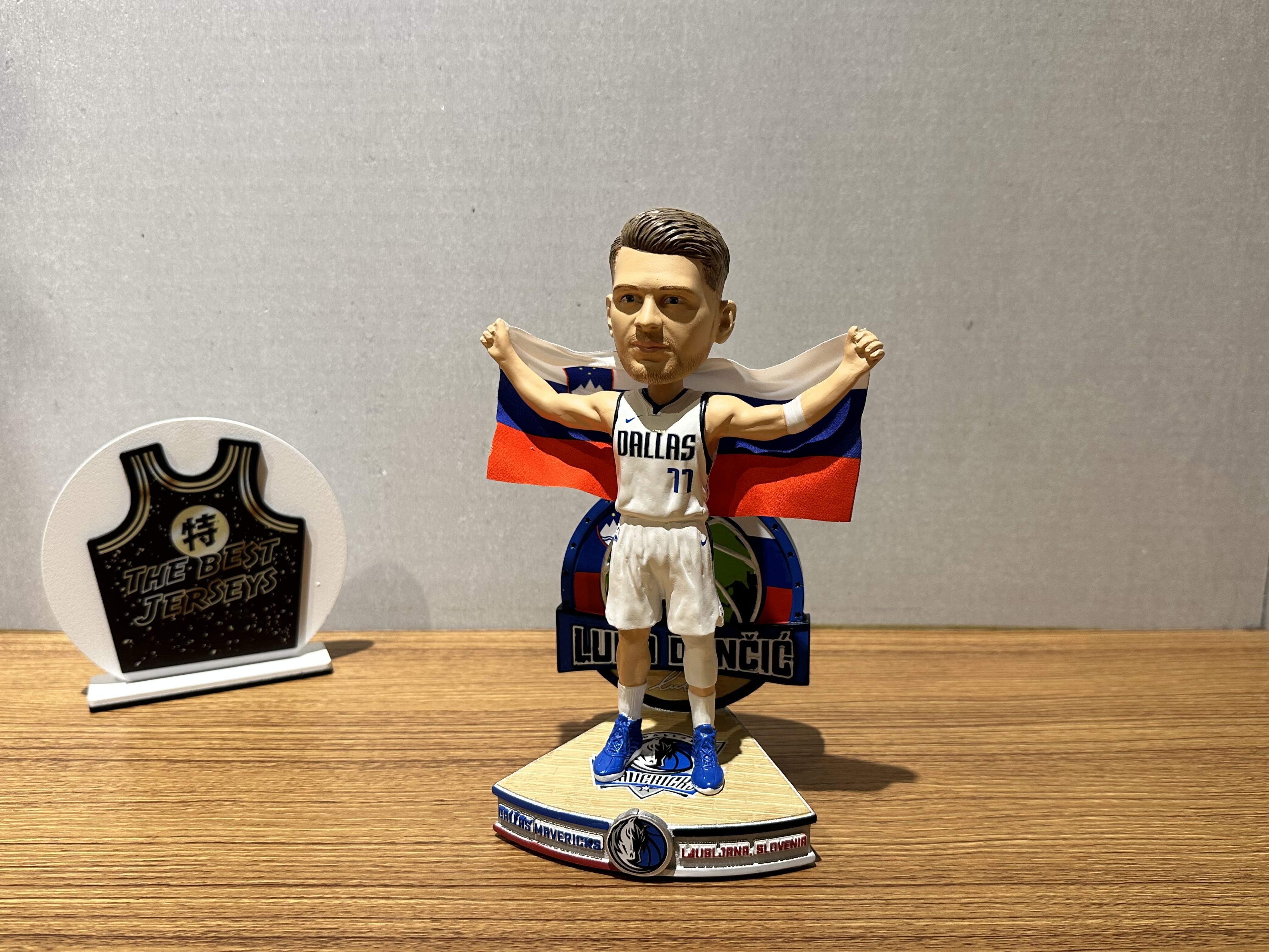 NBA公仔 Luka Doncic Dallas Mavericks Slovenian National Flag International Collection 達拉斯小牛 斯洛維尼亞 國旗 公仔 Foco Bobblehead 搖頭娃娃 全新含盒裝
