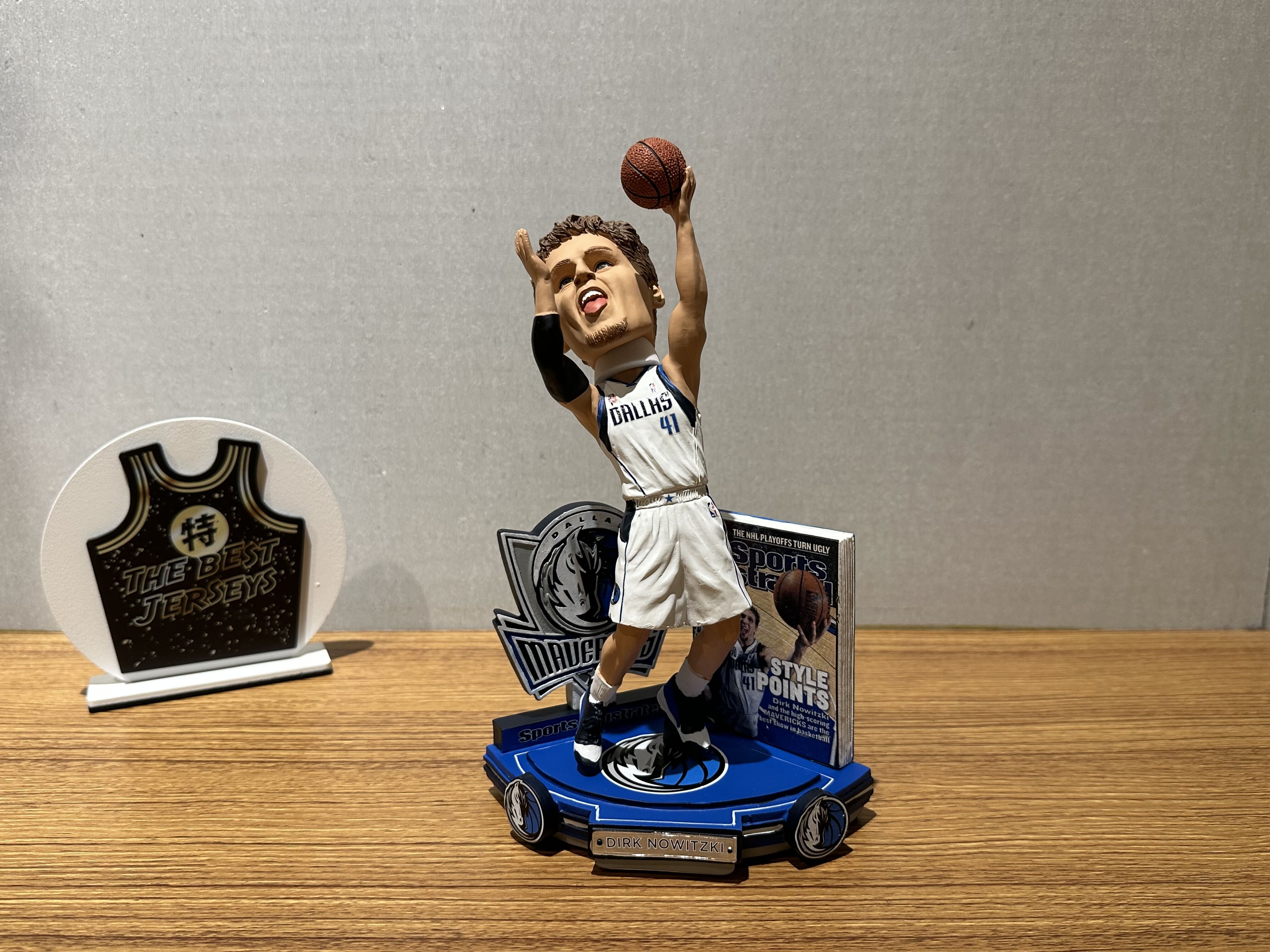 NBA公仔 Dirk Nowitzki Dallas Mavericks Sports Illustrated Cover Bobblehead 達拉斯小牛 主場白 運動畫刊封面 公仔 Foco Bobblehead 搖頭娃娃 全新含盒裝