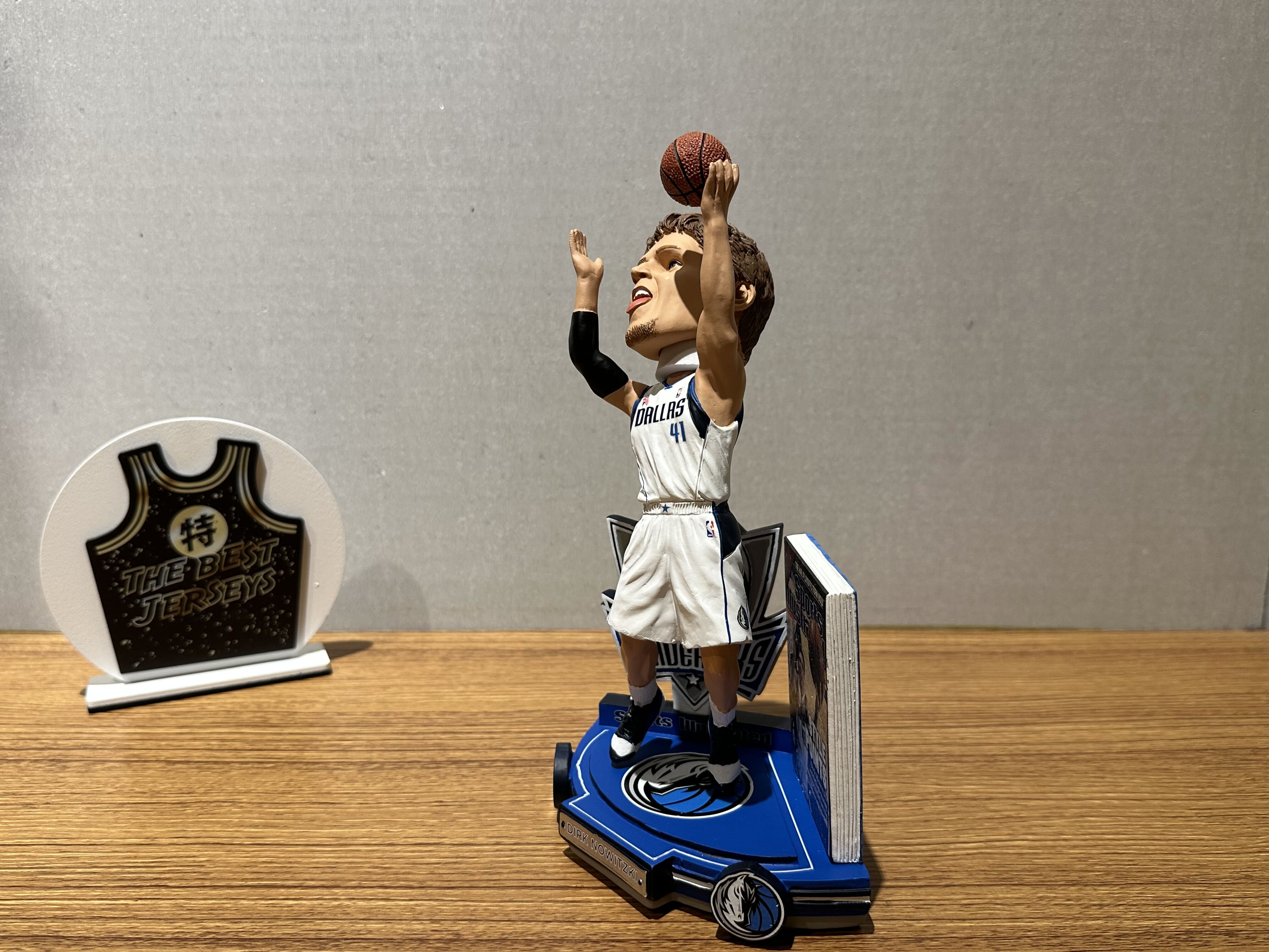 NBA公仔 Dirk Nowitzki Dallas Mavericks Sports Illustrated Cover Bobblehead 達拉斯小牛 主場白 運動畫刊封面 公仔 Foco Bobblehead 搖頭娃娃 全新含盒裝