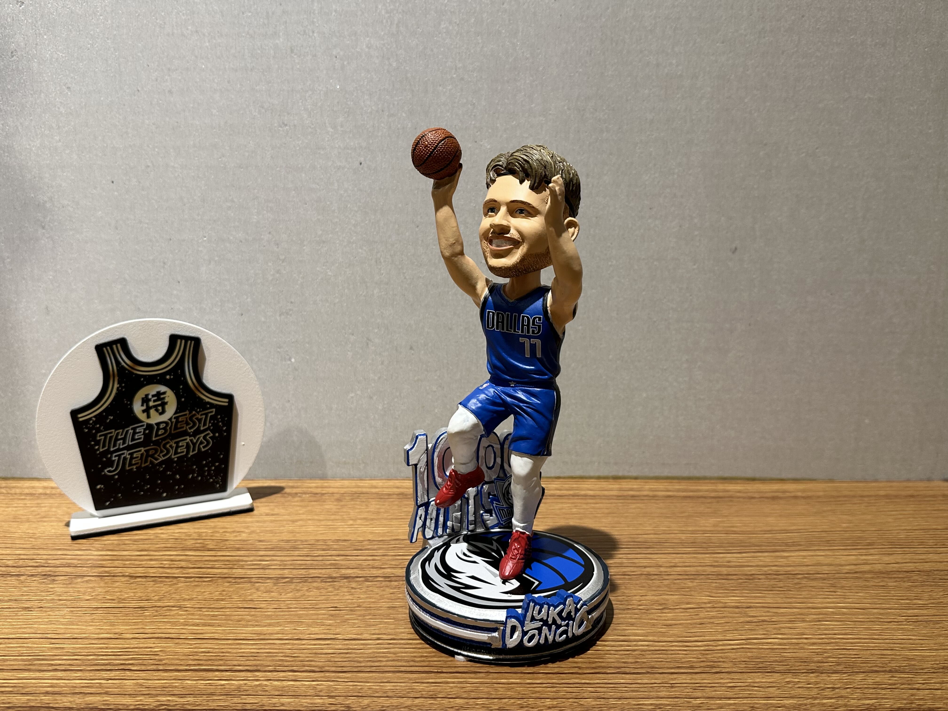 NBA公仔 Luka Doncic Dallas Mavericks 10,000 Points Milestone  達拉斯小牛 生涯萬分里程碑 10000分 公仔 Foco Bobblehead 搖頭娃娃 全新含盒裝 全球限量123組