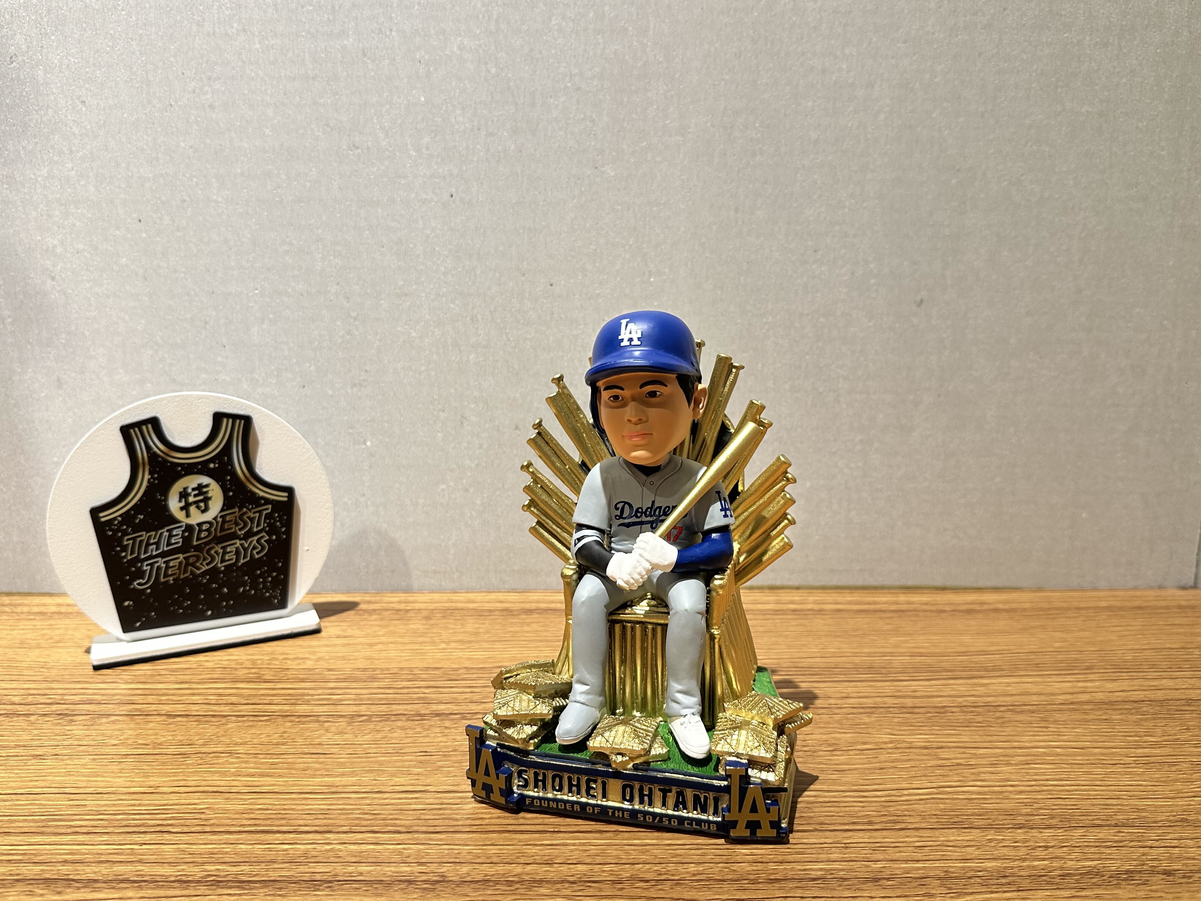 MLB公仔 Shohei Ohtani Los Angeles Dodgers 50 Home Runs & 50 Stolen Bases Club of One Throne 洛杉磯道奇 50/50俱樂部 金棒 金壘包 公仔 Foco Bobblehead 搖頭娃娃 全新含盒裝