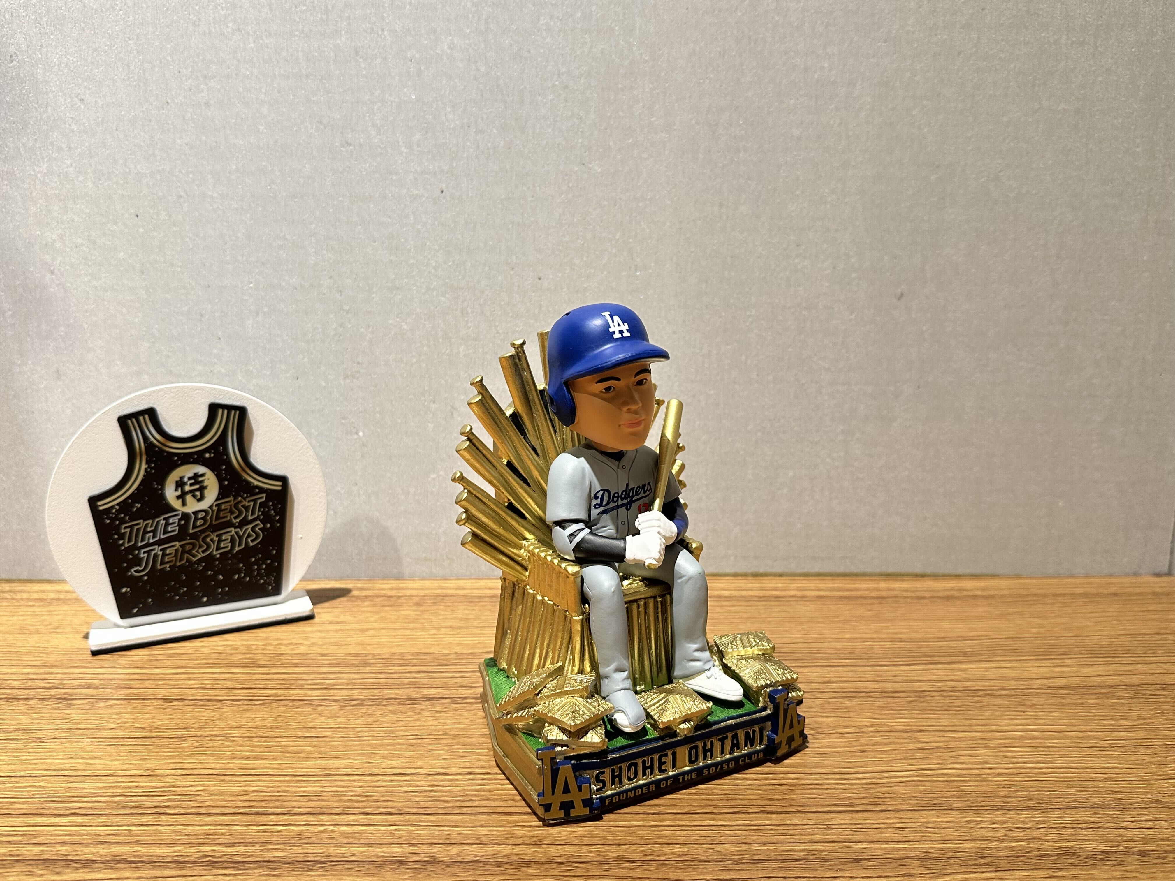 MLB公仔 Shohei Ohtani Los Angeles Dodgers 50 Home Runs & 50 Stolen Bases Club of One Throne 洛杉磯道奇 50/50俱樂部 金棒 金壘包 公仔 Foco Bobblehead 搖頭娃娃 全新含盒裝