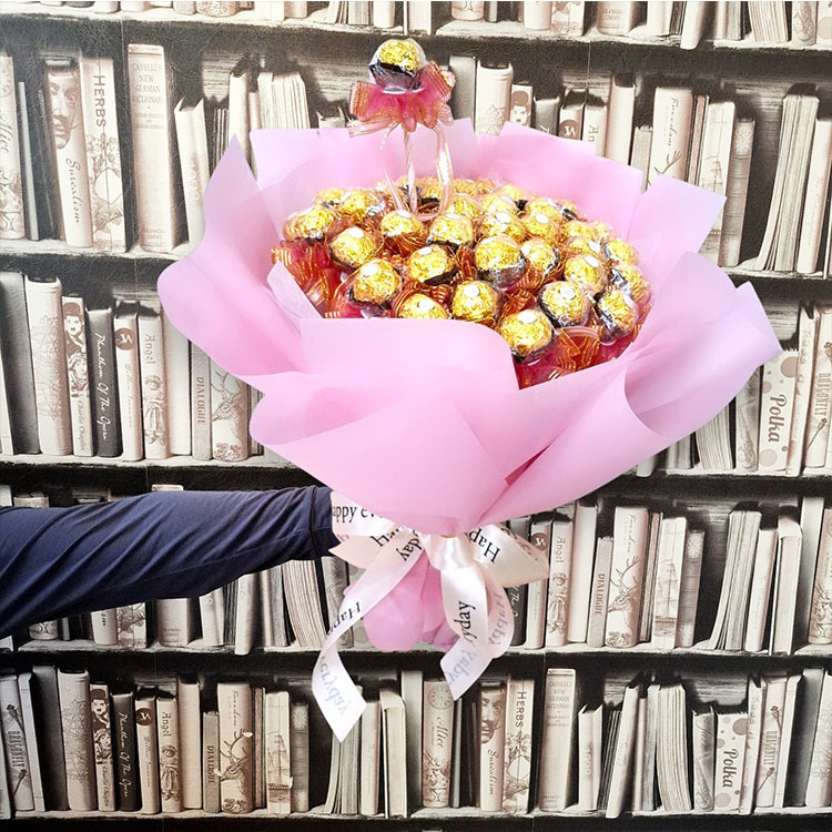 100支粉色金莎花束,書櫃前