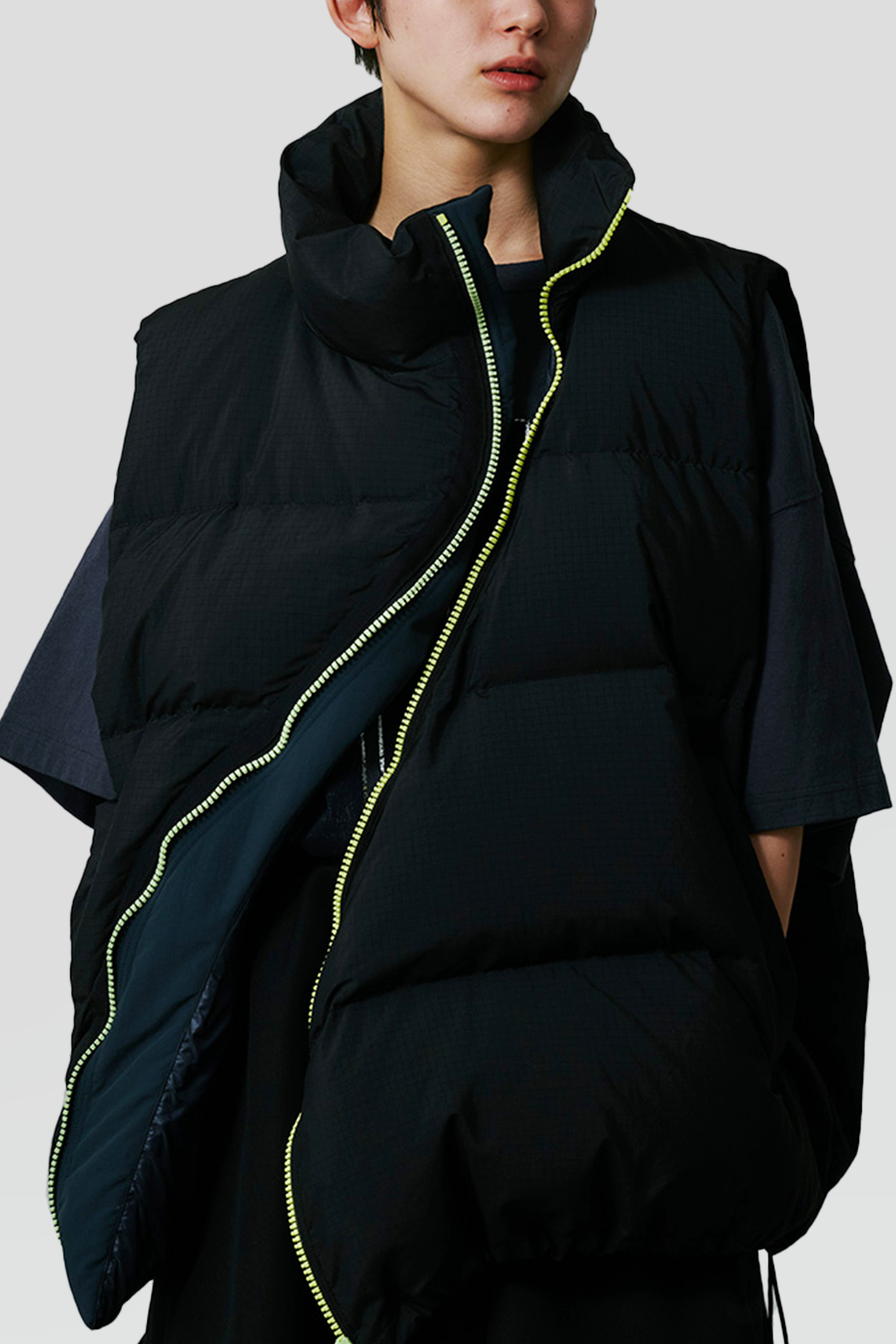 FACETASM｜FLOWING 立領弧形拉鍊背心外套