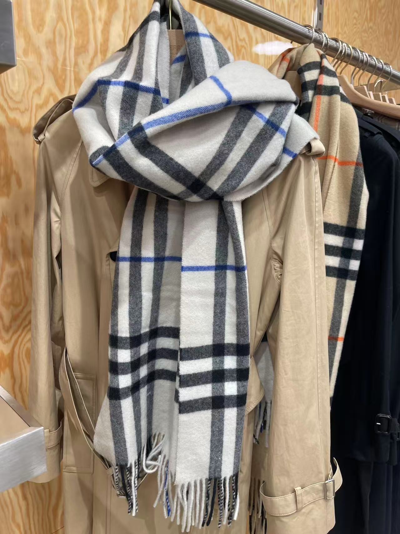 Burberry MU Washed Giant check scarf lichen white