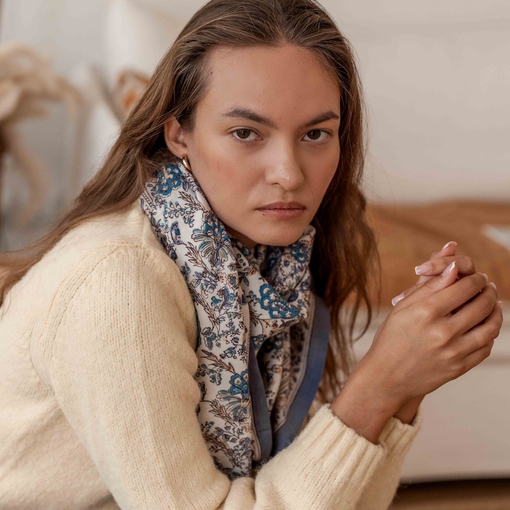 琪拉天際藍花鑲淡雅橘 | 領巾