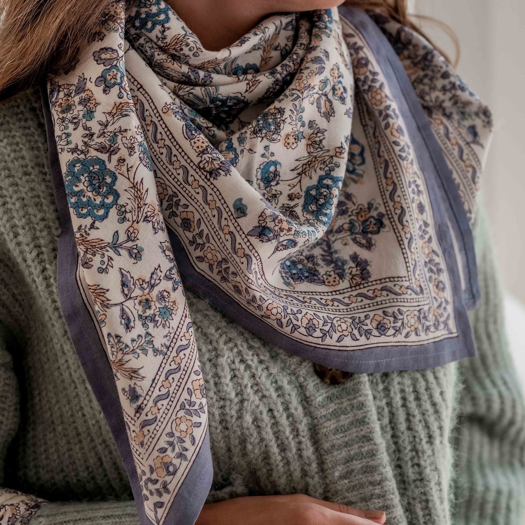 琪拉天際藍花鑲淡雅橘 | 領巾
