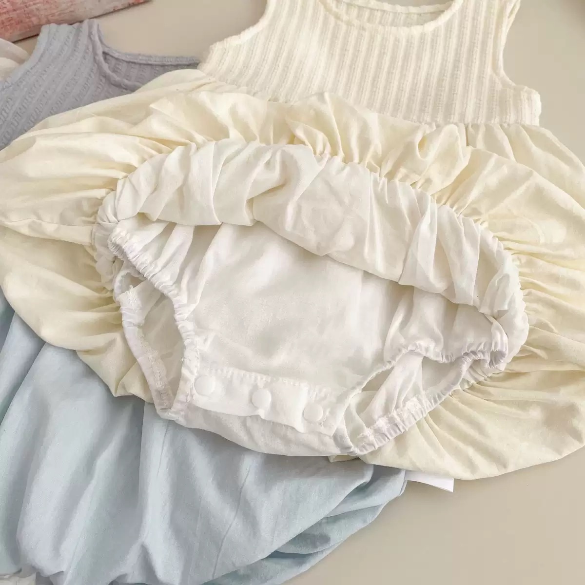 兩色溫柔背心包屁裙+外套