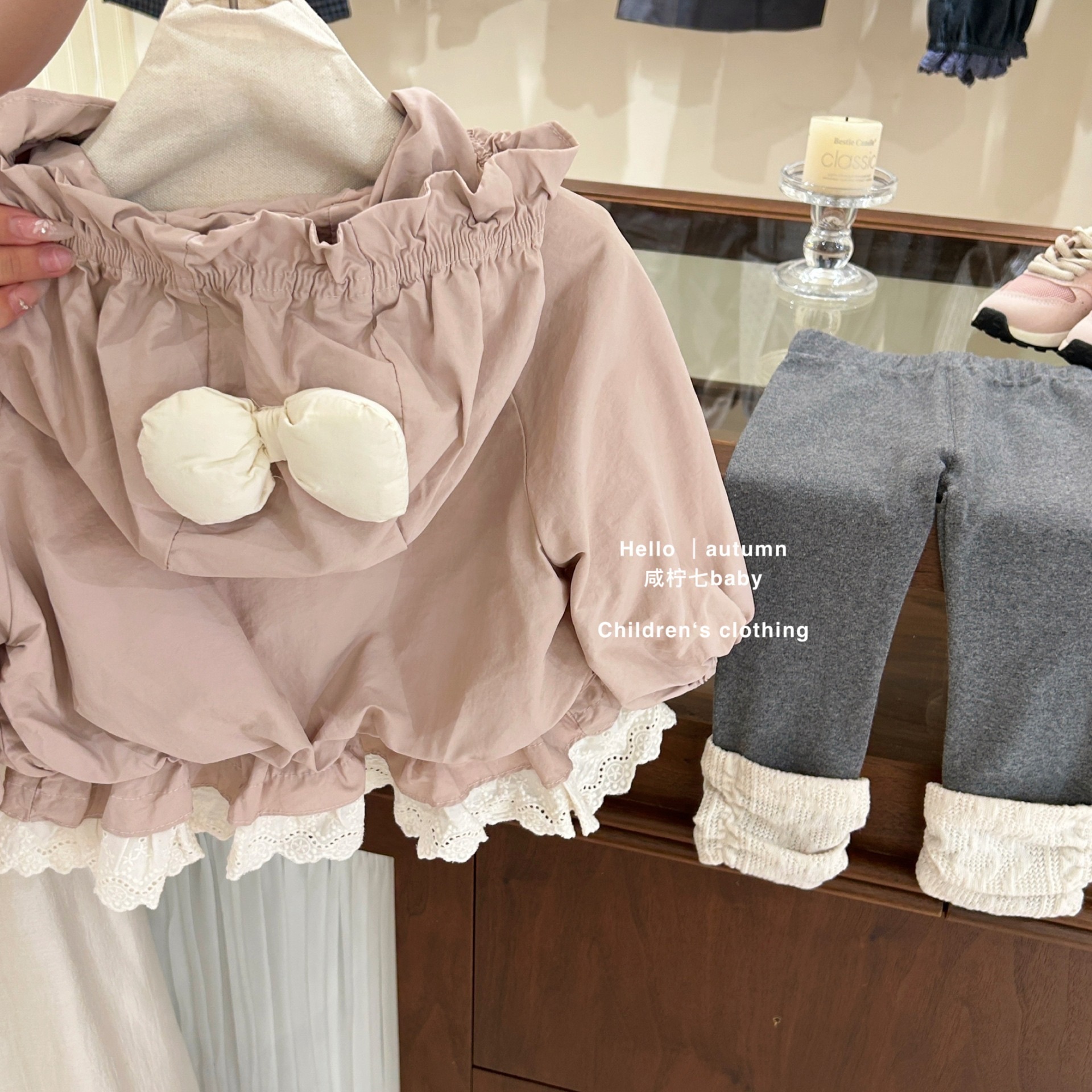 粉色連帽外套+深灰拼白內搭褲