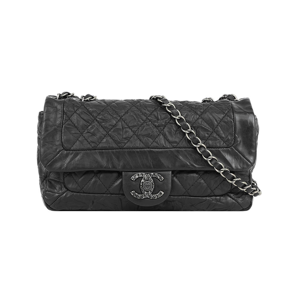 【CHANEL】雕花CC Logo 仿舊小牛皮肩背包(黑色)