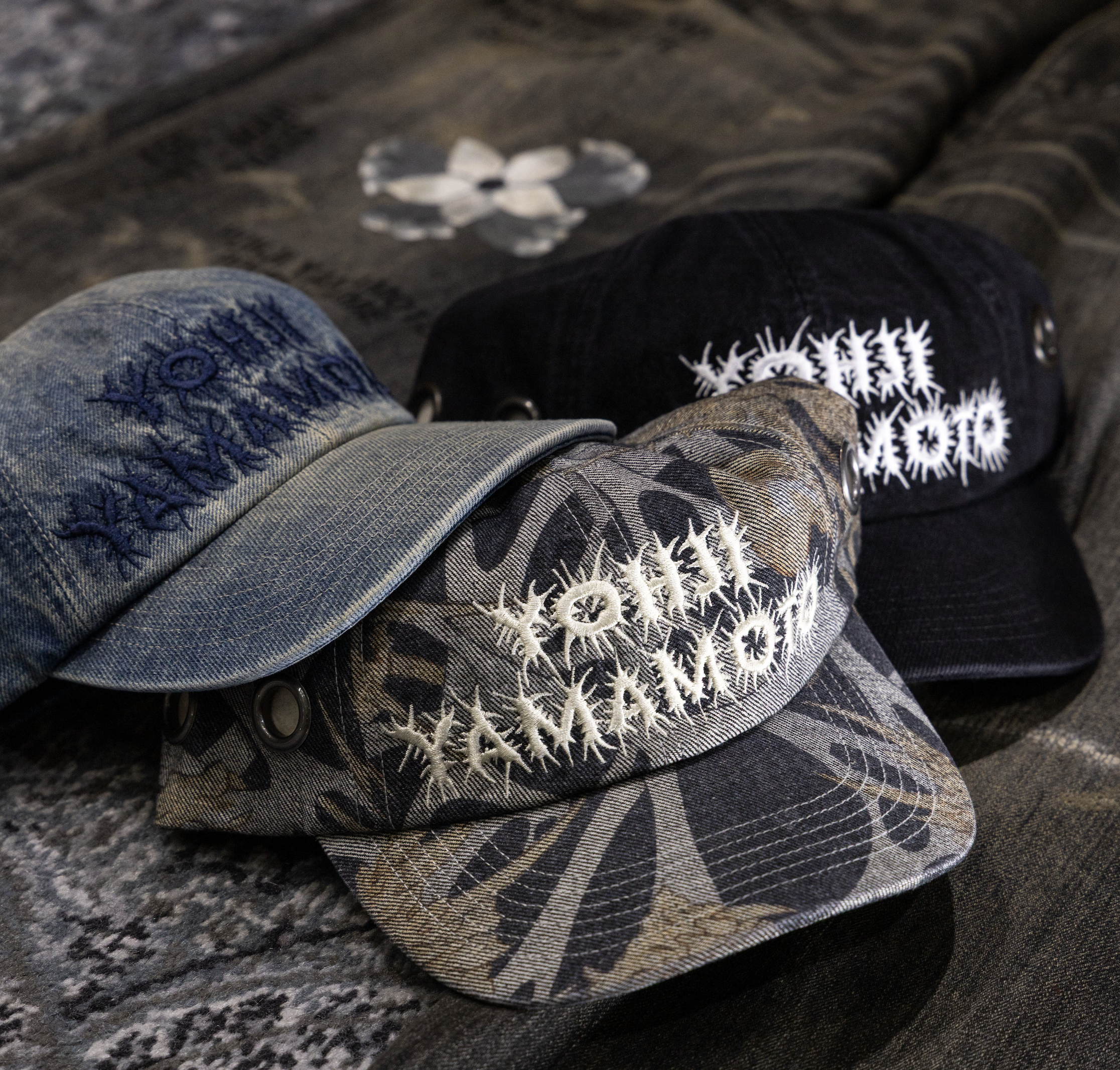 -(B05)-SUPREME Y’S GROMMET 6-PANEL 山本耀司 聯名 單寧 電繡 LOGO 六分割帽 荊棘/黑色/單寧藍-FW25H22