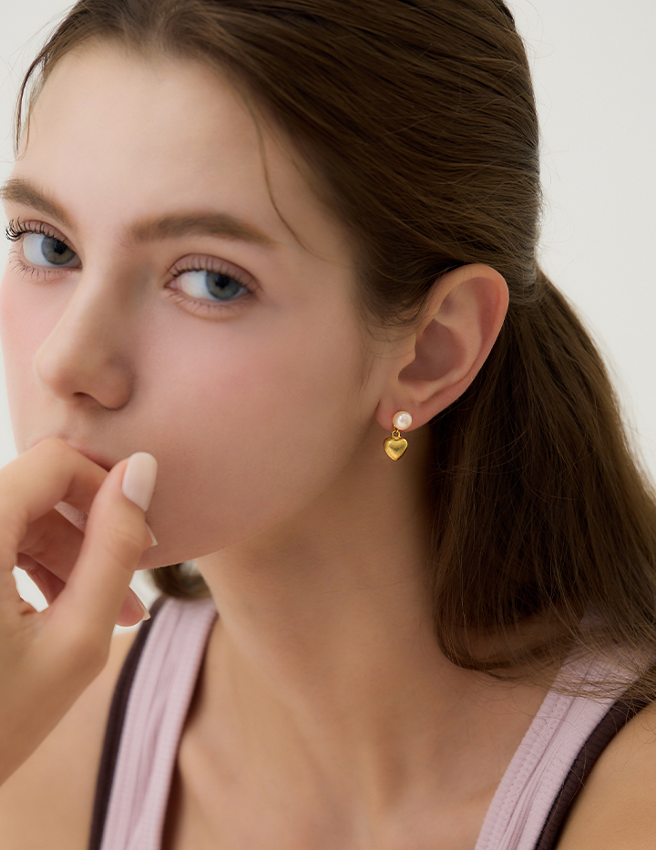 霧光細絲愛心。針式耳環(金)