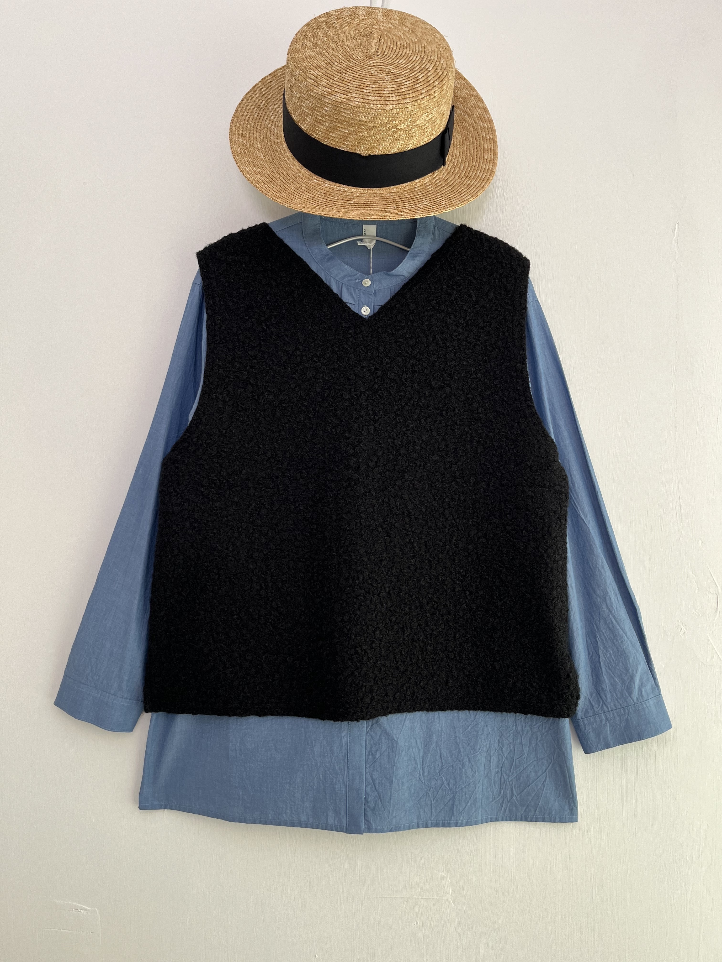 黑色羊羔毛背心