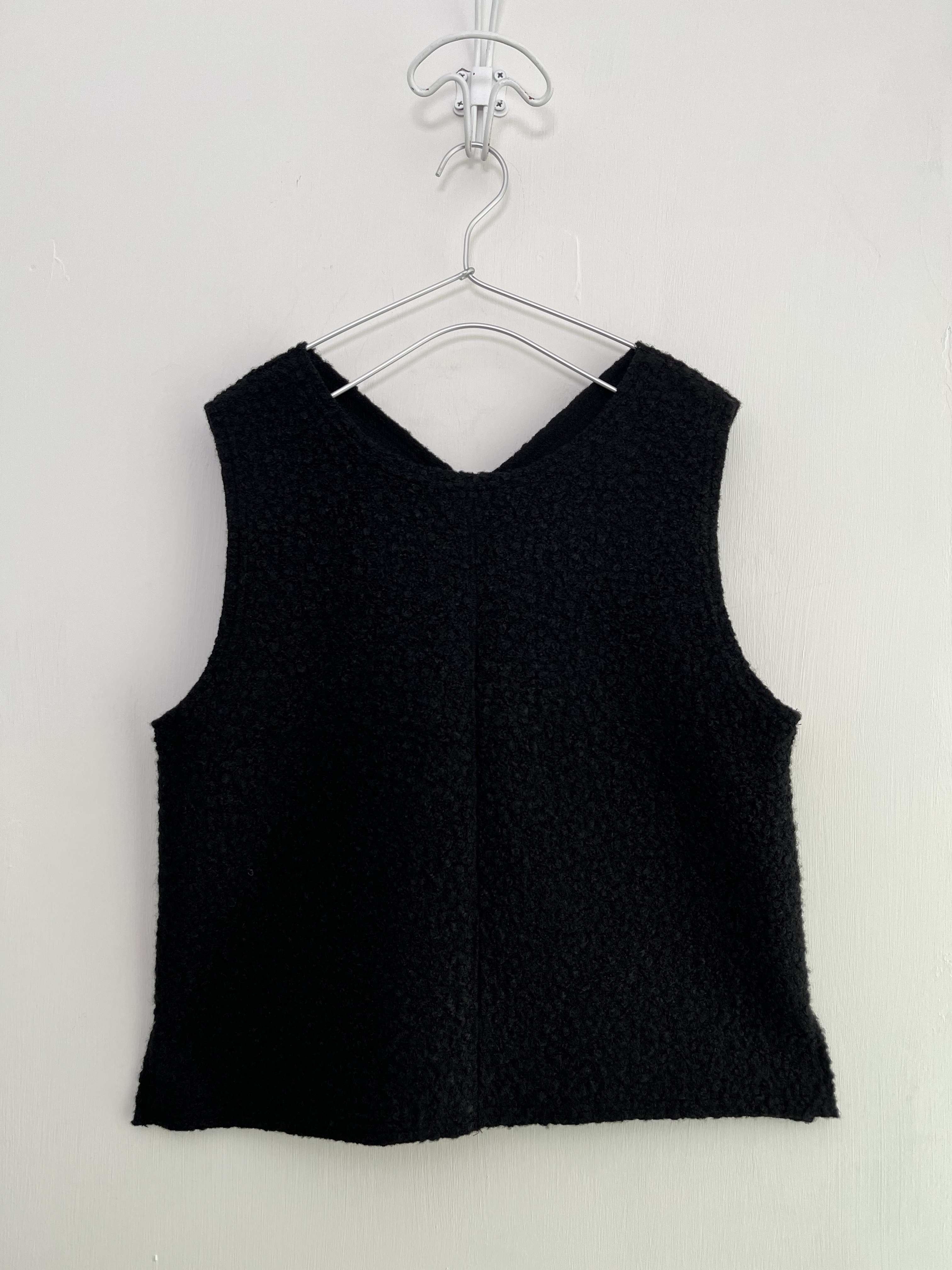 黑色羊羔毛背心