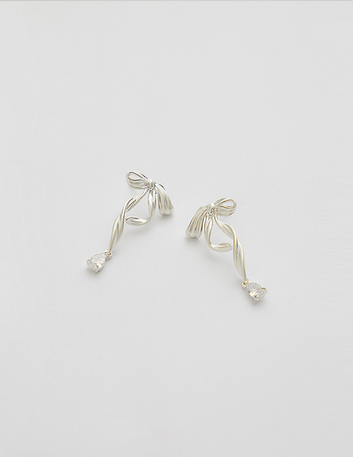 霧銀輕飄緞帶。針式耳環