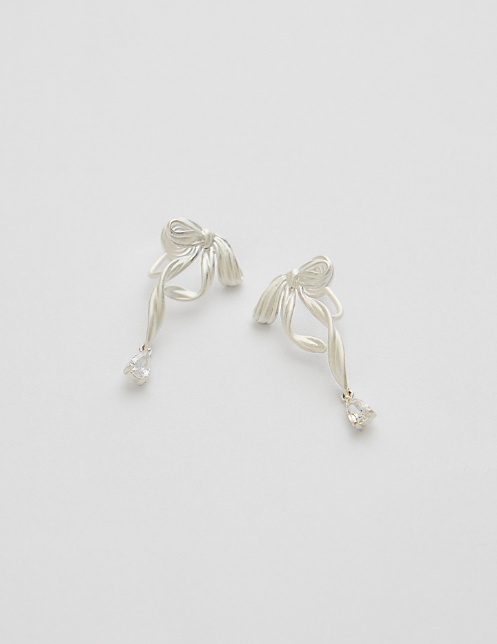 霧銀輕飄緞帶。夾式耳環