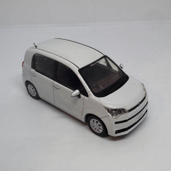 Toyota Spade 1/30 正廠模型車 (070 珍珠白)