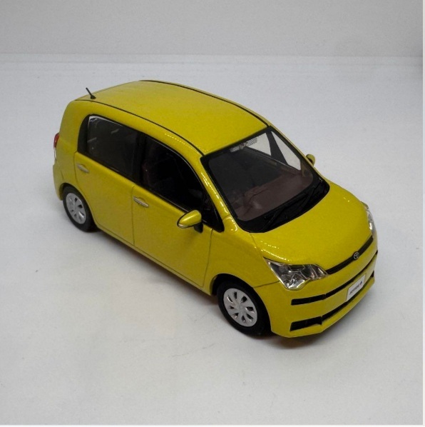 Toyota Spade 1/30 正廠模型車 (6W2 黃色)