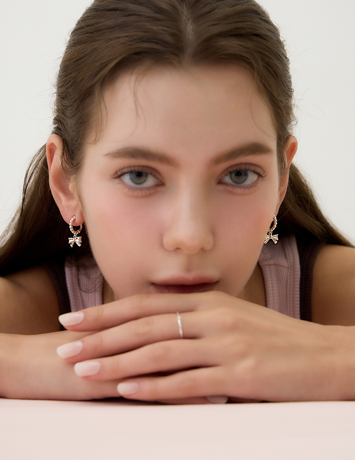 圓珠蝴蝶結。夾式耳環