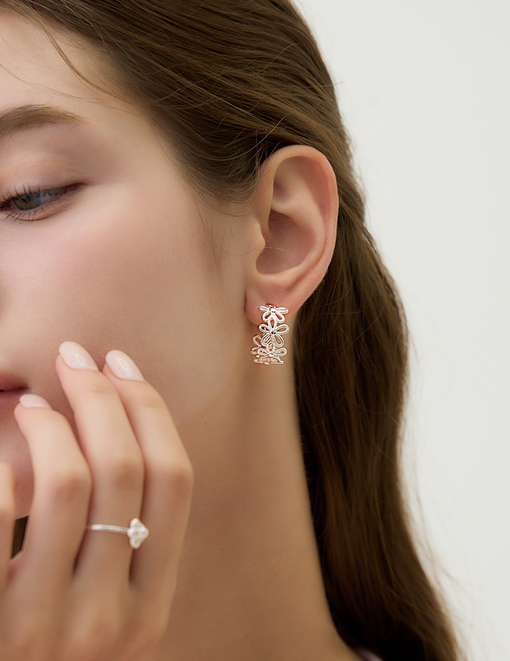 蕾絲透空花環。夾式耳環