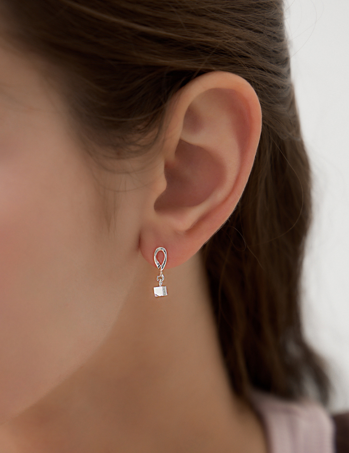 垂墜小方塊。夾式耳環