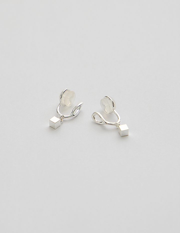 垂墜小方塊。夾式耳環