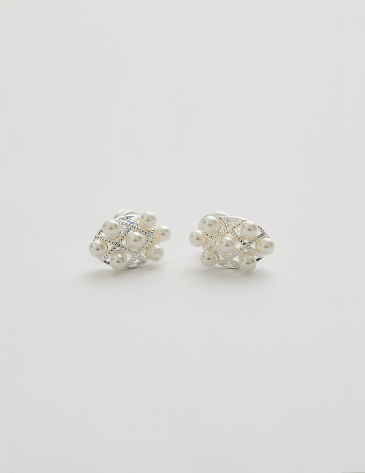 排列交錯珍珠。夾式耳環