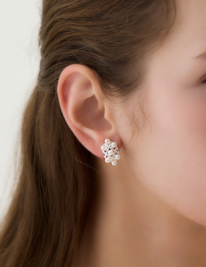 排列交錯珍珠。夾式耳環