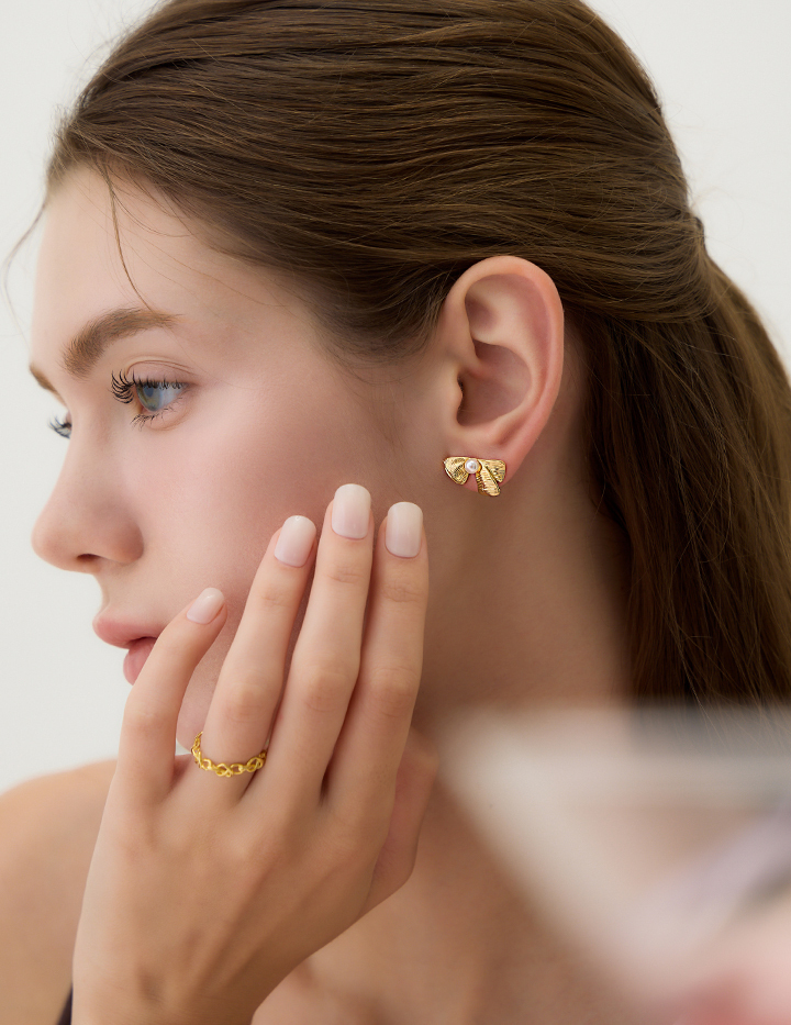 不對稱金緞珍珠。夾式耳環