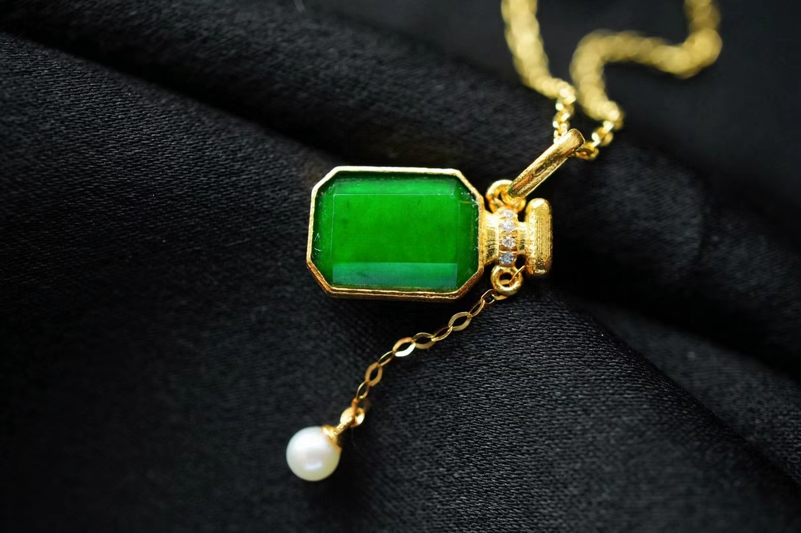 920861 翡翠濃陽綠香水瓶吊墜