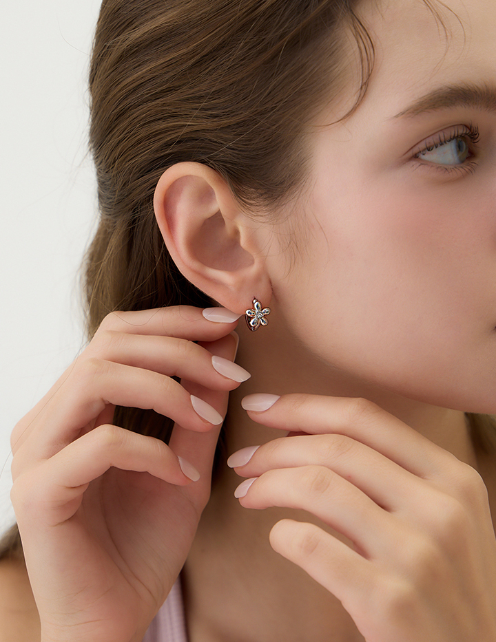 【鈦鋼】簡約小花。針式耳環