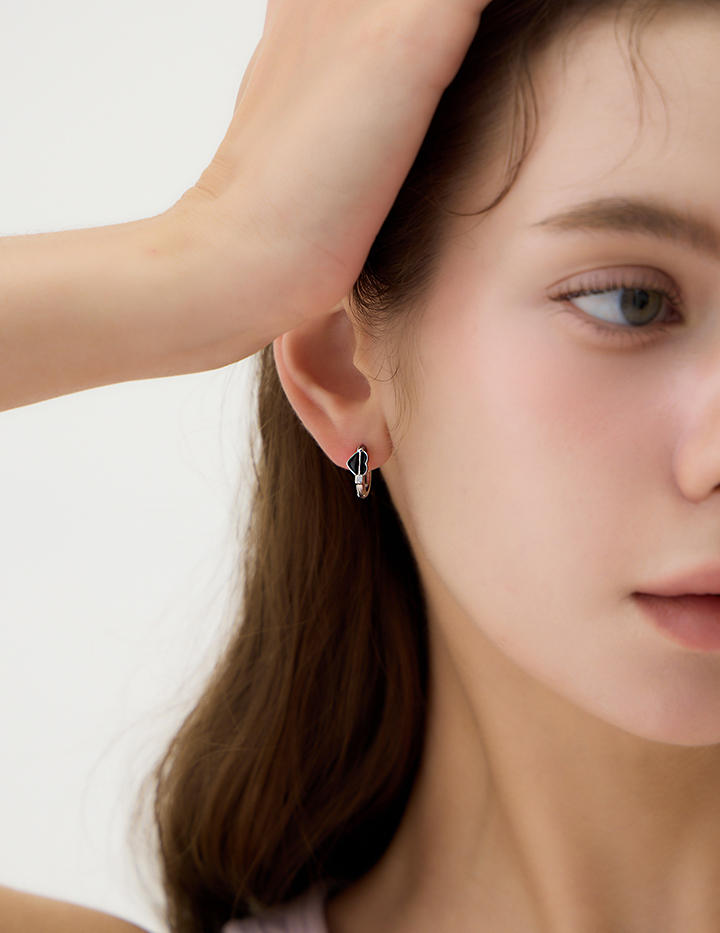 【鈦鋼】愛心弓箭。針式耳環(黑)