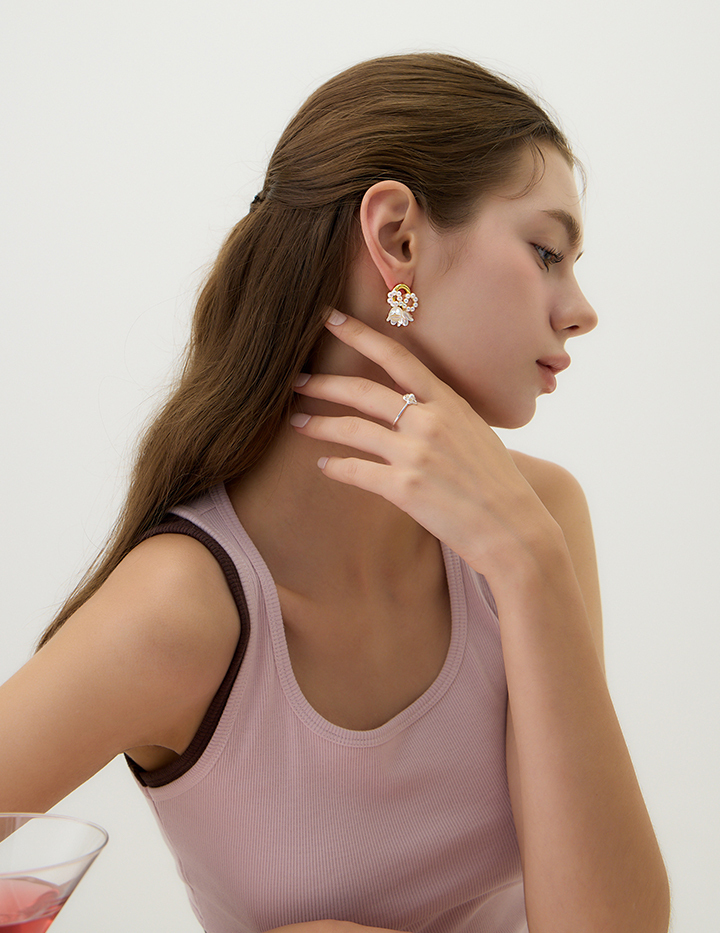 珍珠鈴蘭花。針式耳環