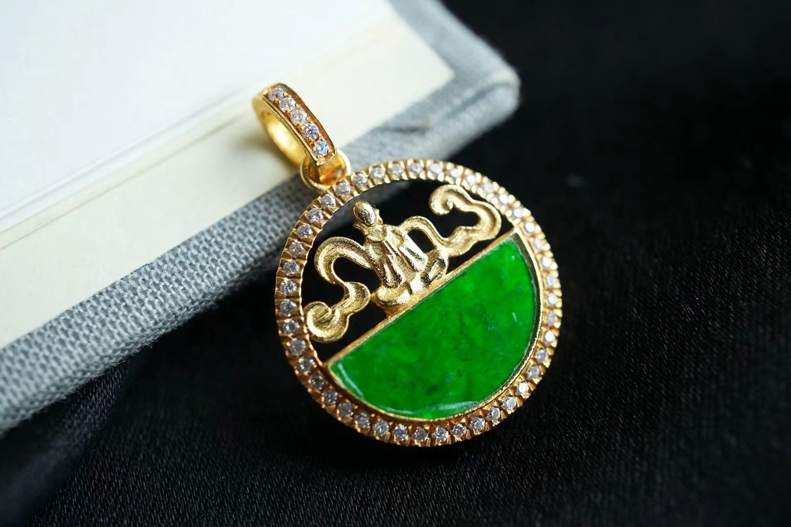 920862 翡翠辣陽綠“無相佛”吊墜