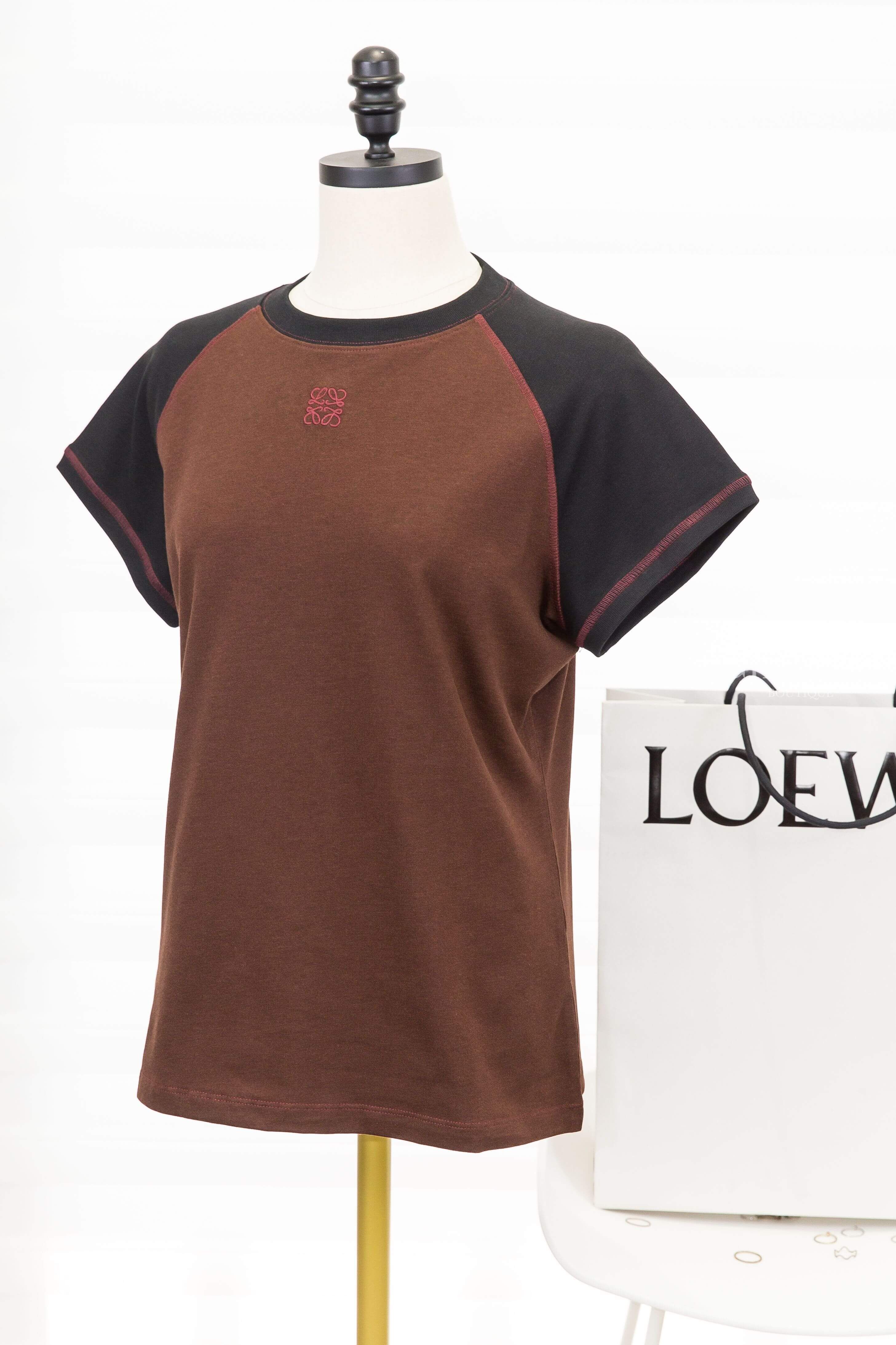 Loewe Small Fit T-shirt In Cotton Blend 咖啡色拼黑色勃根地酒紅縫線滾邊刺繡 Logo 短袖棉T-Charline Boutique 精品代購