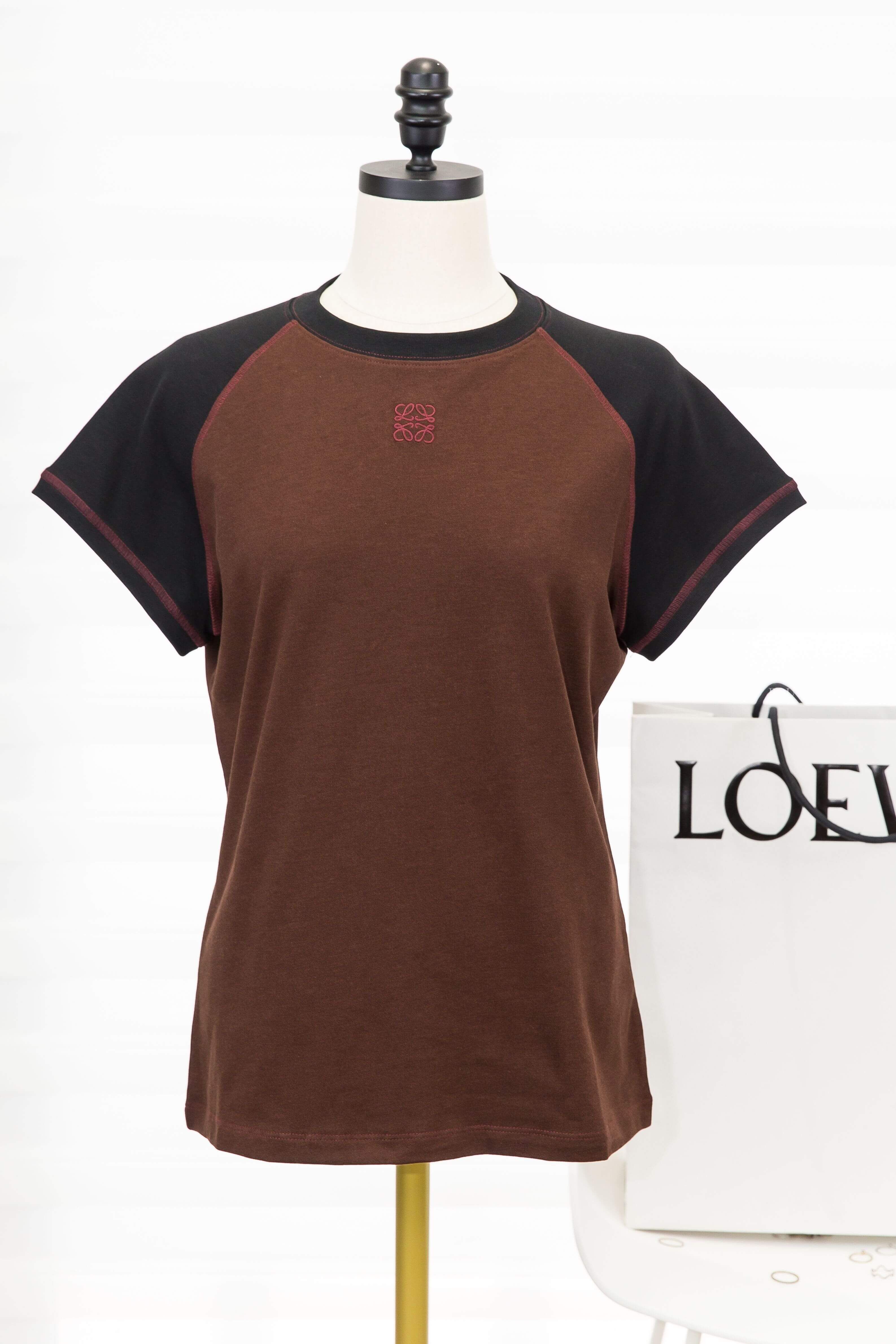 Loewe Small Fit T-shirt In Cotton Blend 咖啡色拼黑色勃根地酒紅縫線滾邊刺繡 Logo 短袖棉T-Charline Boutique 精品代購