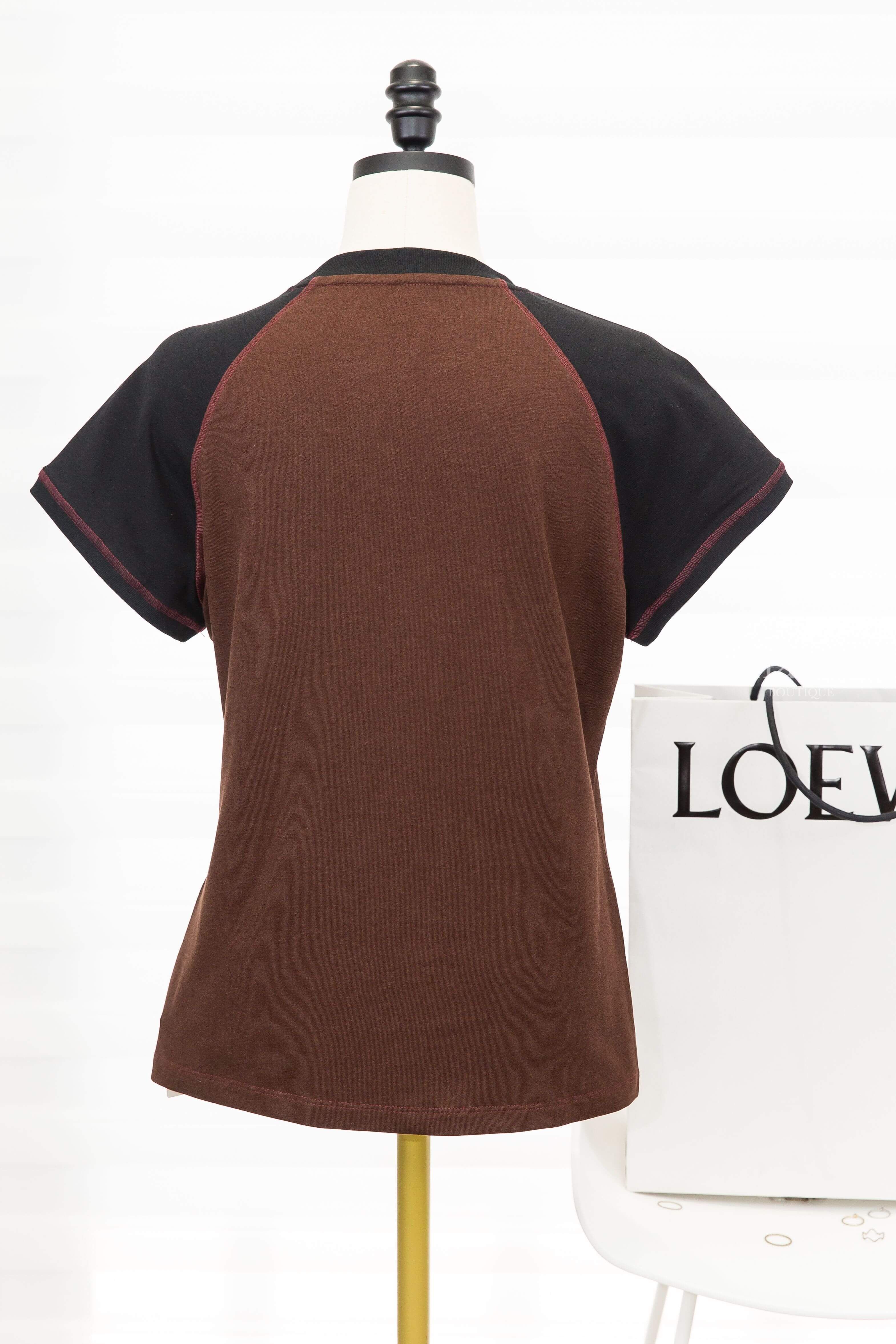 Loewe Small Fit T-shirt In Cotton Blend 咖啡色拼黑色勃根地酒紅縫線滾邊刺繡 Logo 短袖棉T-Charline Boutique 精品代購