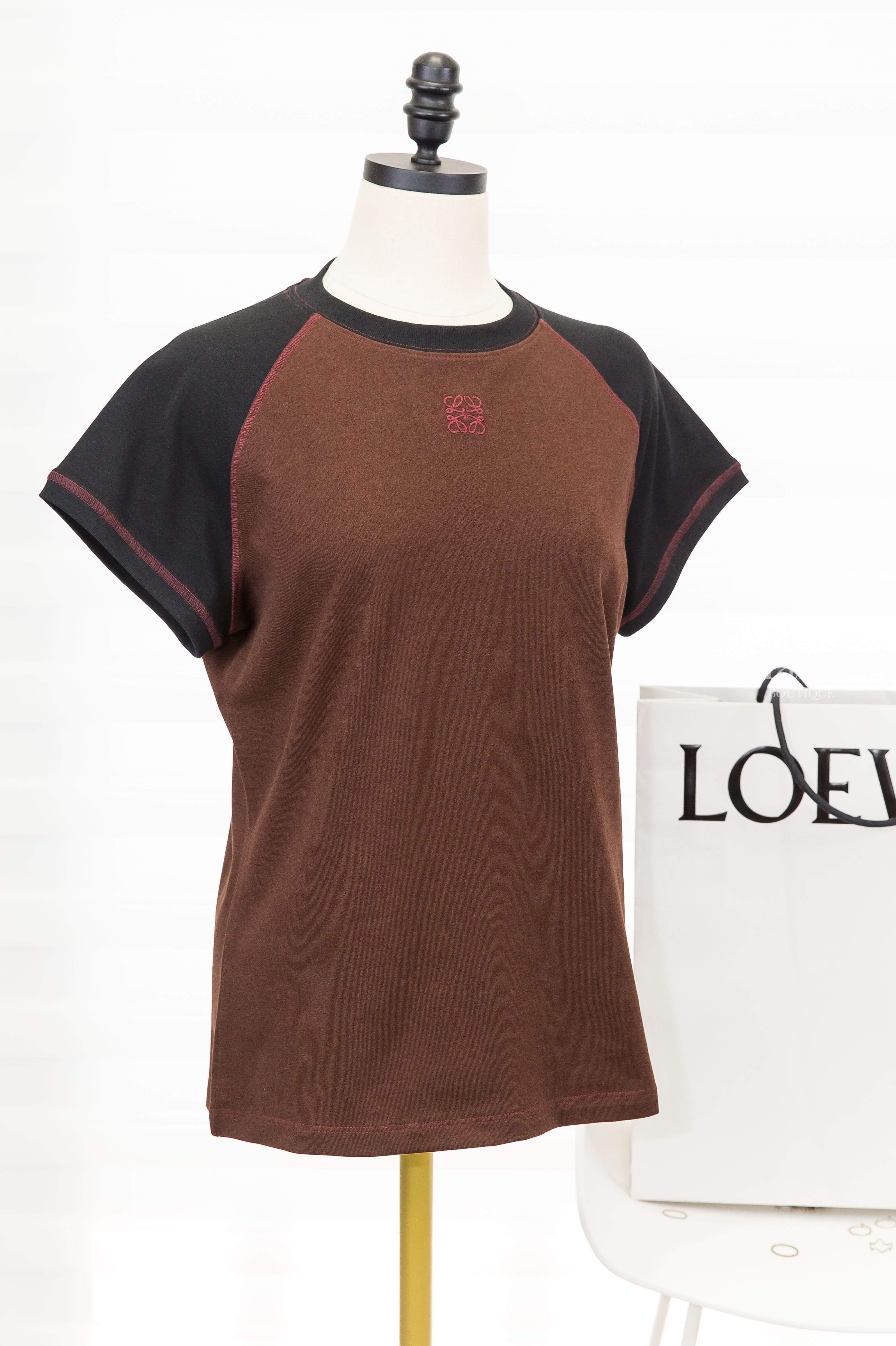 Loewe Small Fit T-shirt In Cotton Blend 咖啡色拼黑色勃根地酒紅縫線滾邊刺繡 Logo 短袖棉T-Charline Boutique 精品代購