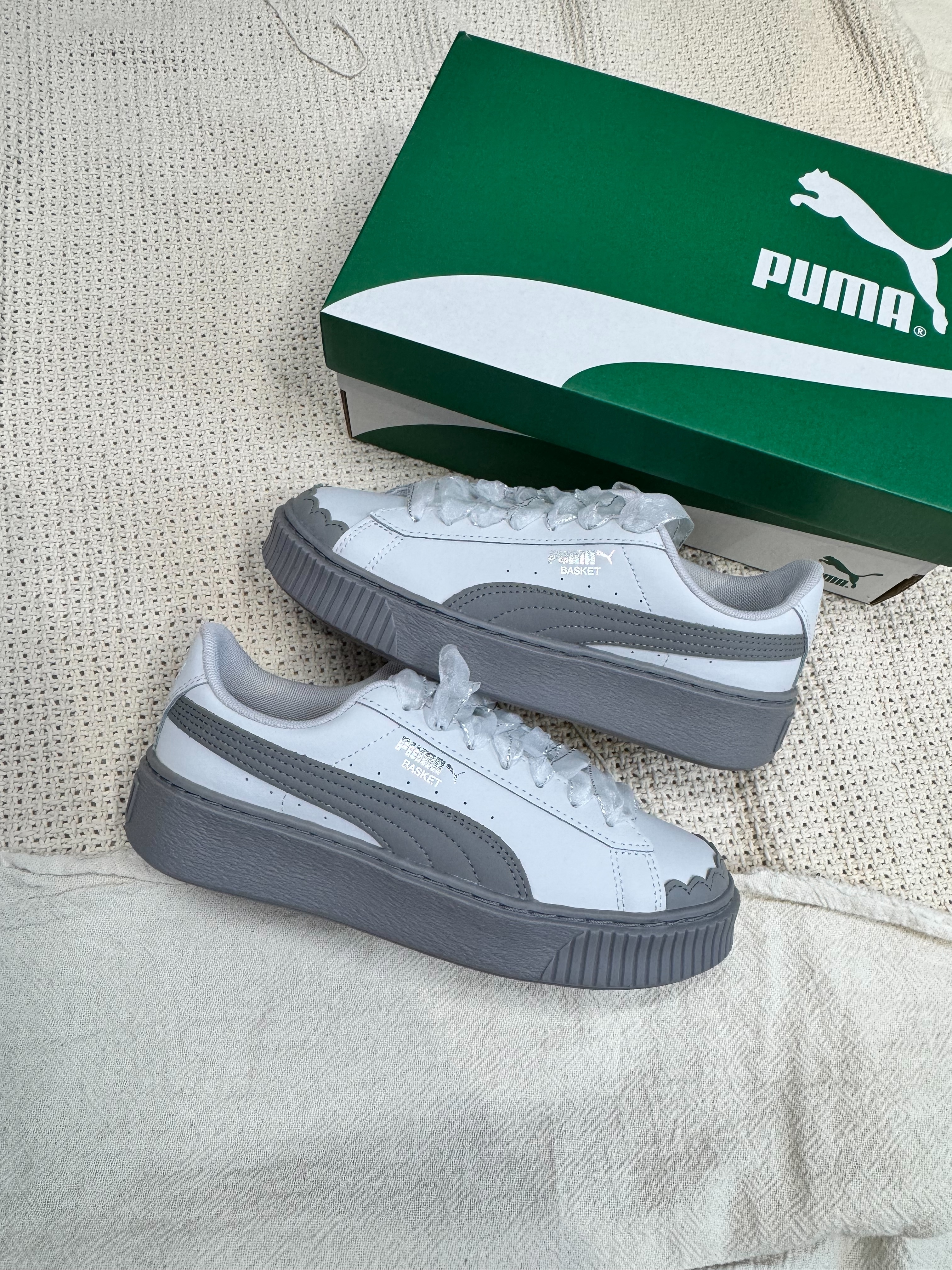<連線代購商品> PUMA PLATFORM RIBBON 灰色 花苞鞋 芭蕾風緞帶 厚底增高 休閒鞋【404157-01】