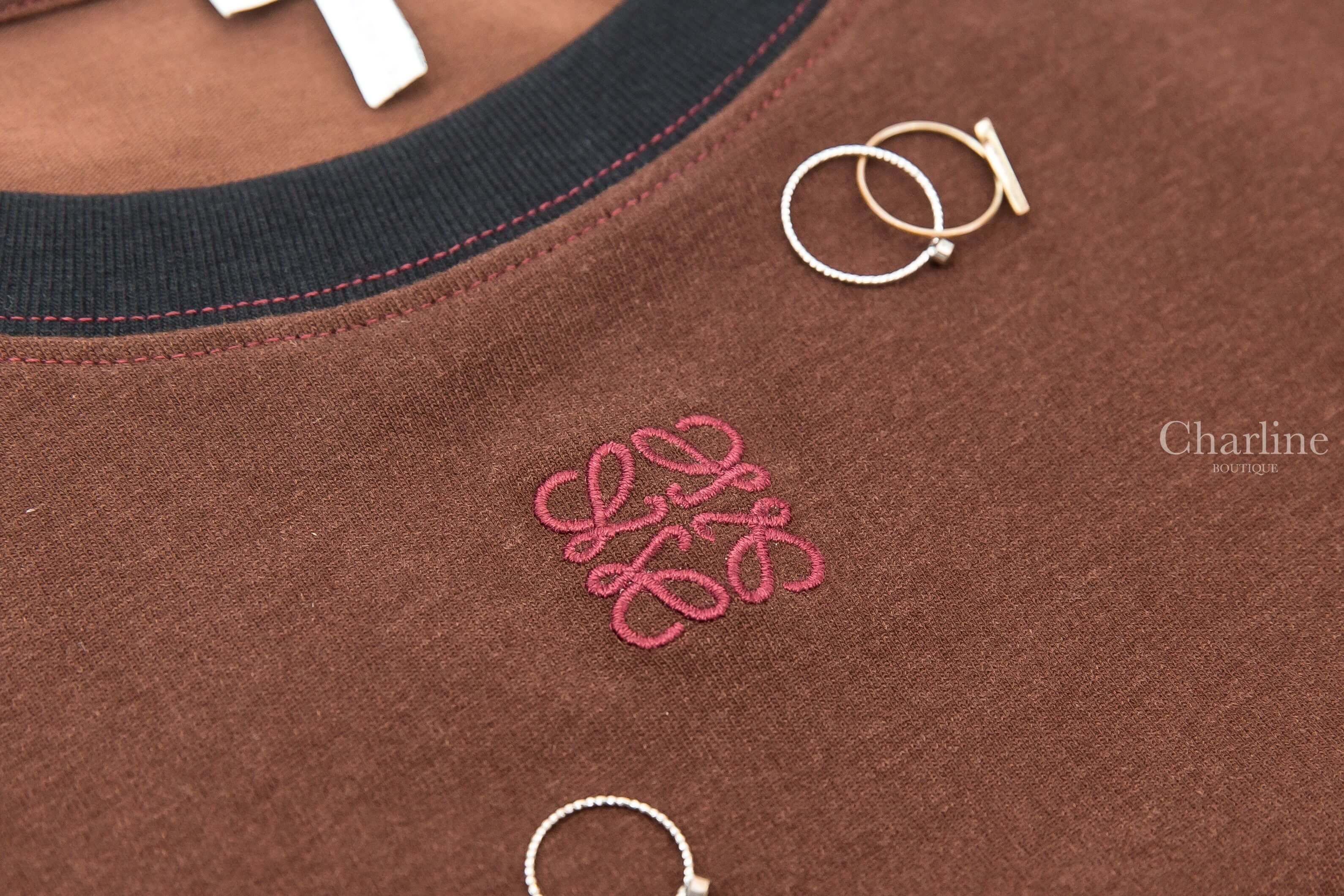 Loewe Small Fit T-shirt In Cotton Blend 咖啡色拼黑色勃根地酒紅縫線滾邊刺繡 Logo 短袖棉T