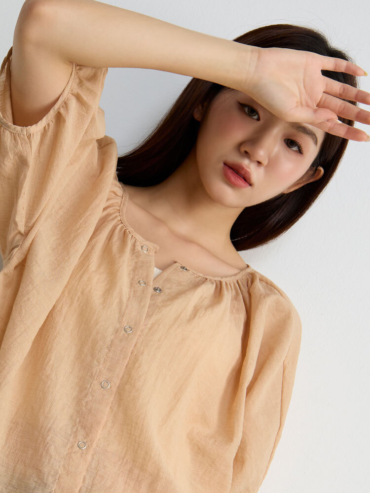 小開衩圓領澎澎袖上衣