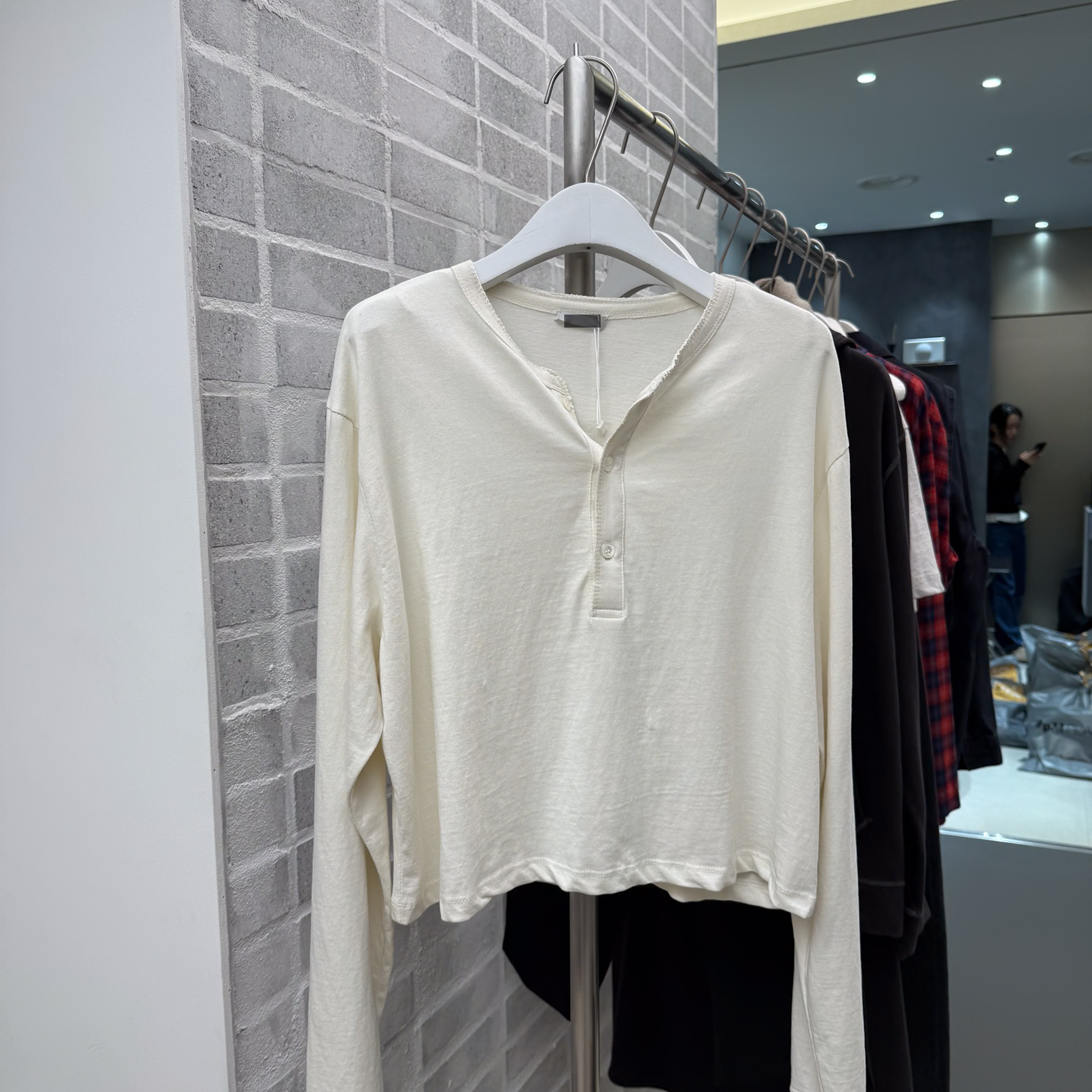 SP11百搭款三釦微短版長袖T(奶白/莫蘭迪藍/黑)