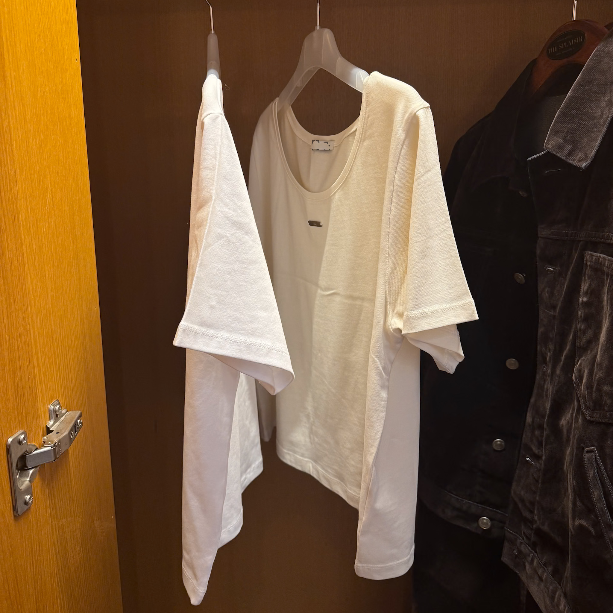 SP13前金屬小標微彈寬U領短袖T(白/奶油)