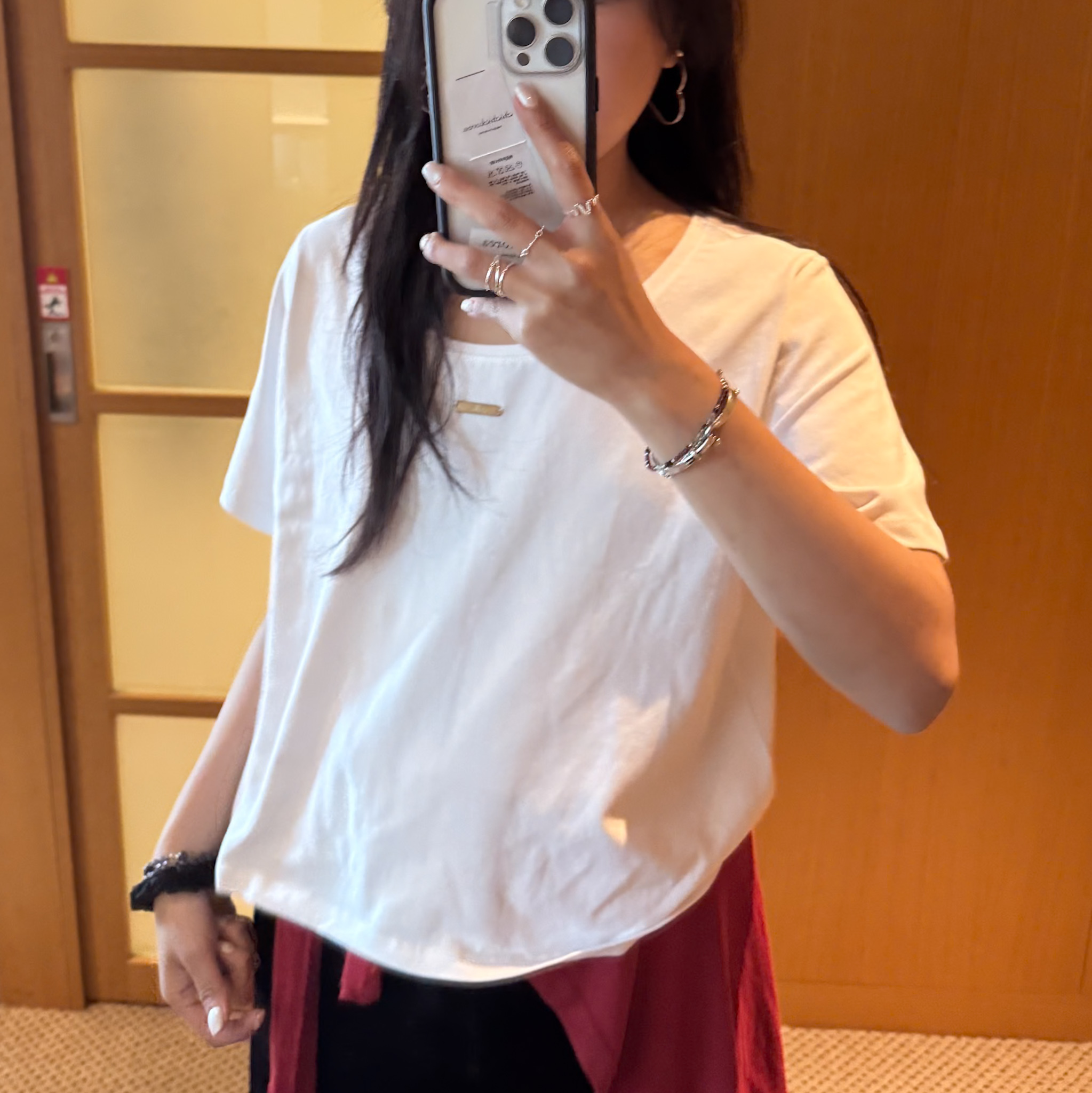 SP13前金屬小標微彈寬U領短袖T(白/奶油)